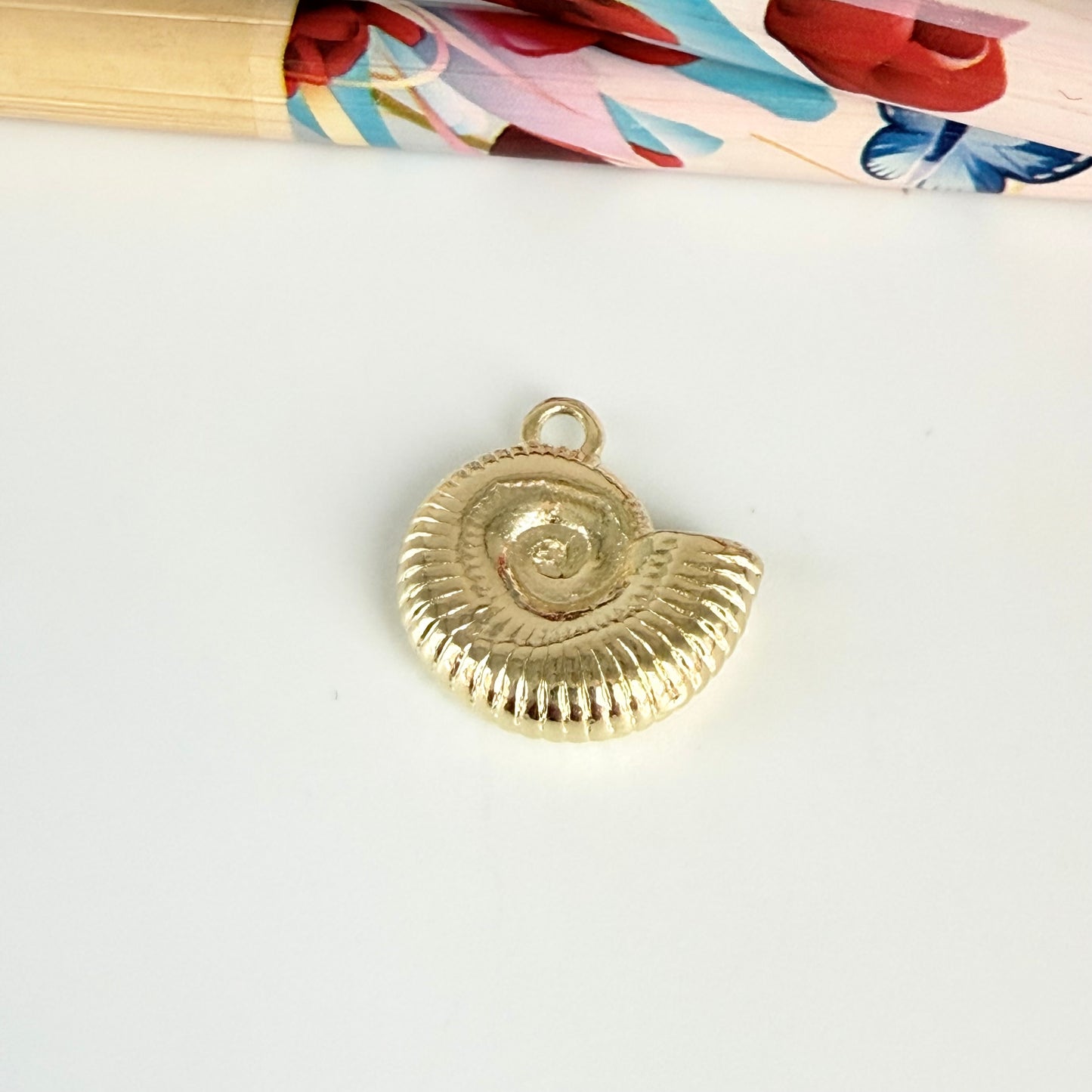 FO1271 Colgante Caracola 13 x 16 mm más argollita Espesor 4.5 mm Figura Baño Oro