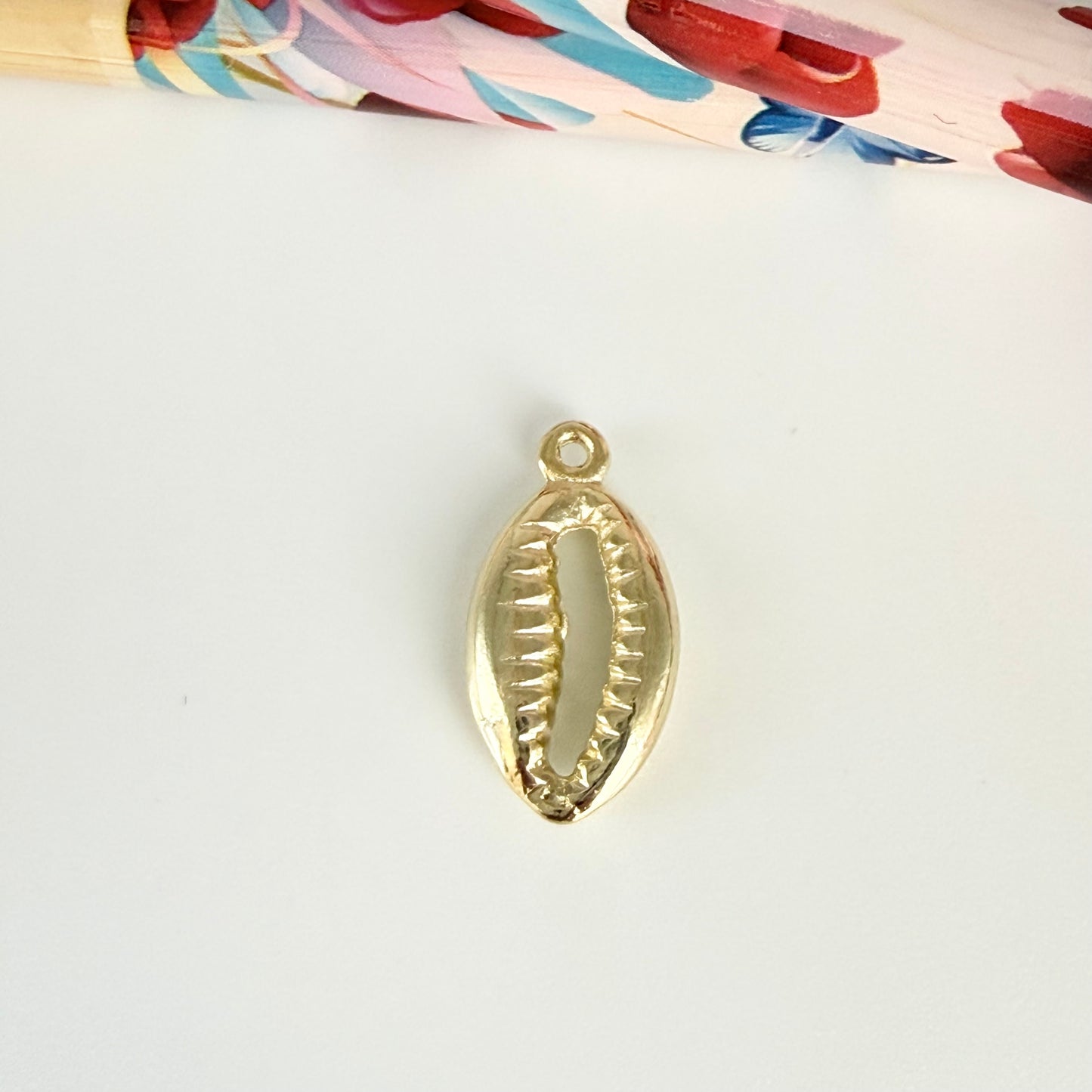 FO1270 Colgante Caracol Marino 14 x 9 mm más argollita Espesor 3.5 mm Figura Baño Oro