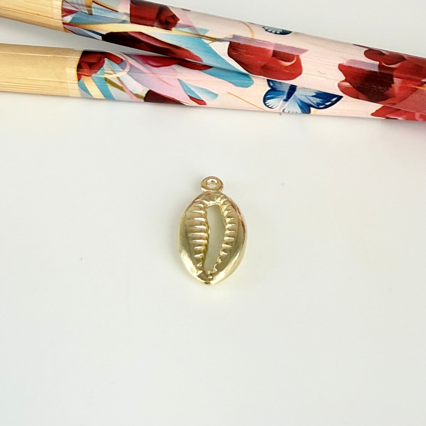 FO1270 Colgante Caracol Marino 14 x 9 mm más argollita Espesor 3.5 mm Figura Baño Oro