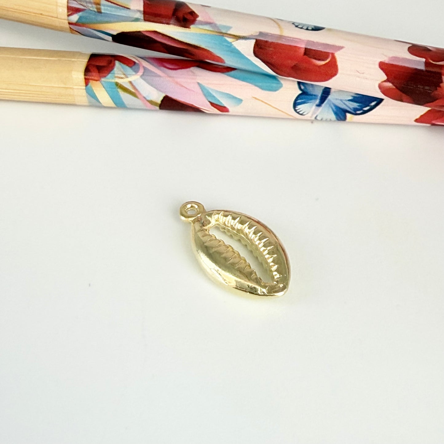 FO1270 Colgante Caracol Marino 14 x 9 mm más argollita Espesor 3.5 mm Figura Baño Oro