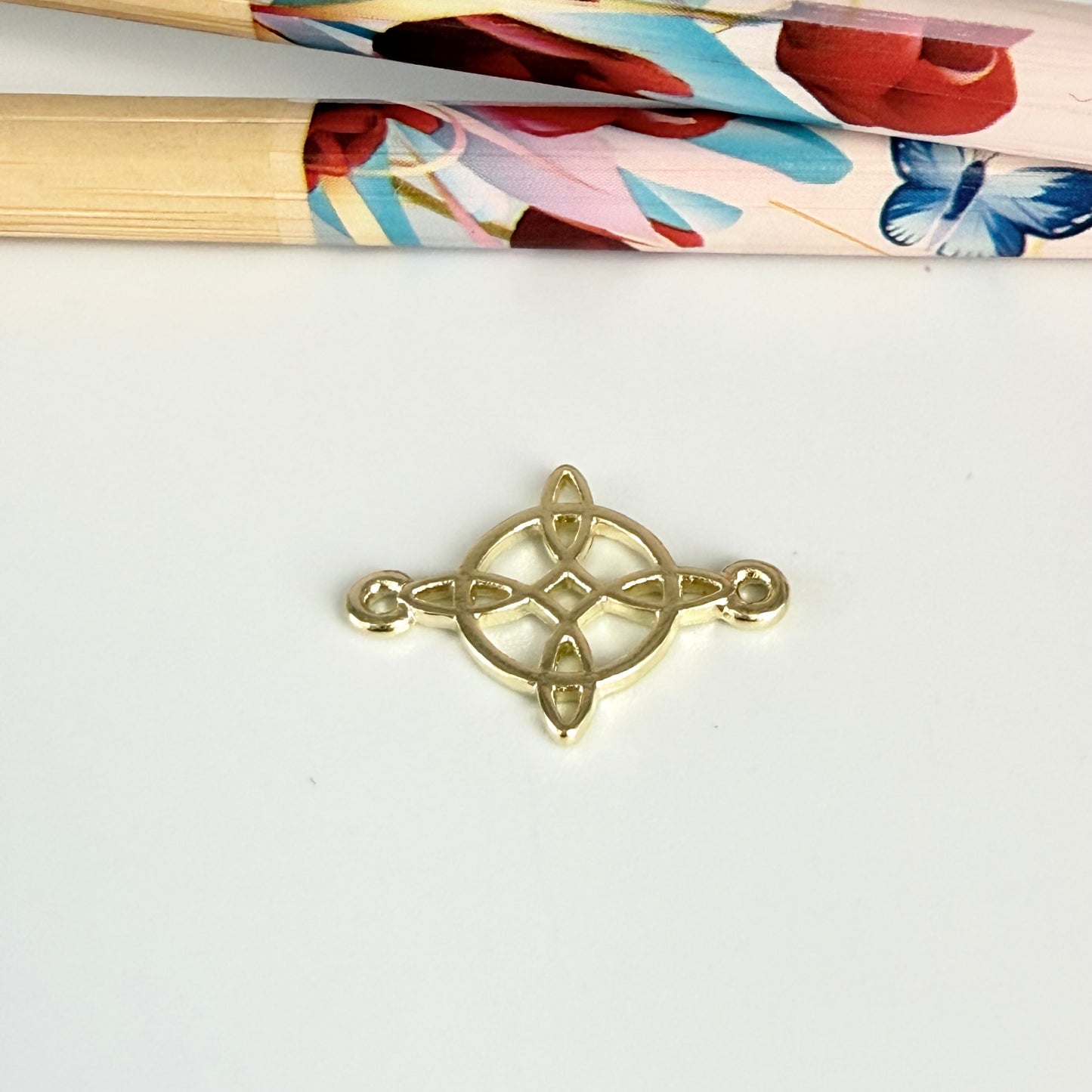 FO1266 Conector Nudo de Bruja 19 x 16 mm Espesor 1.1 mm Figura Baño Oro