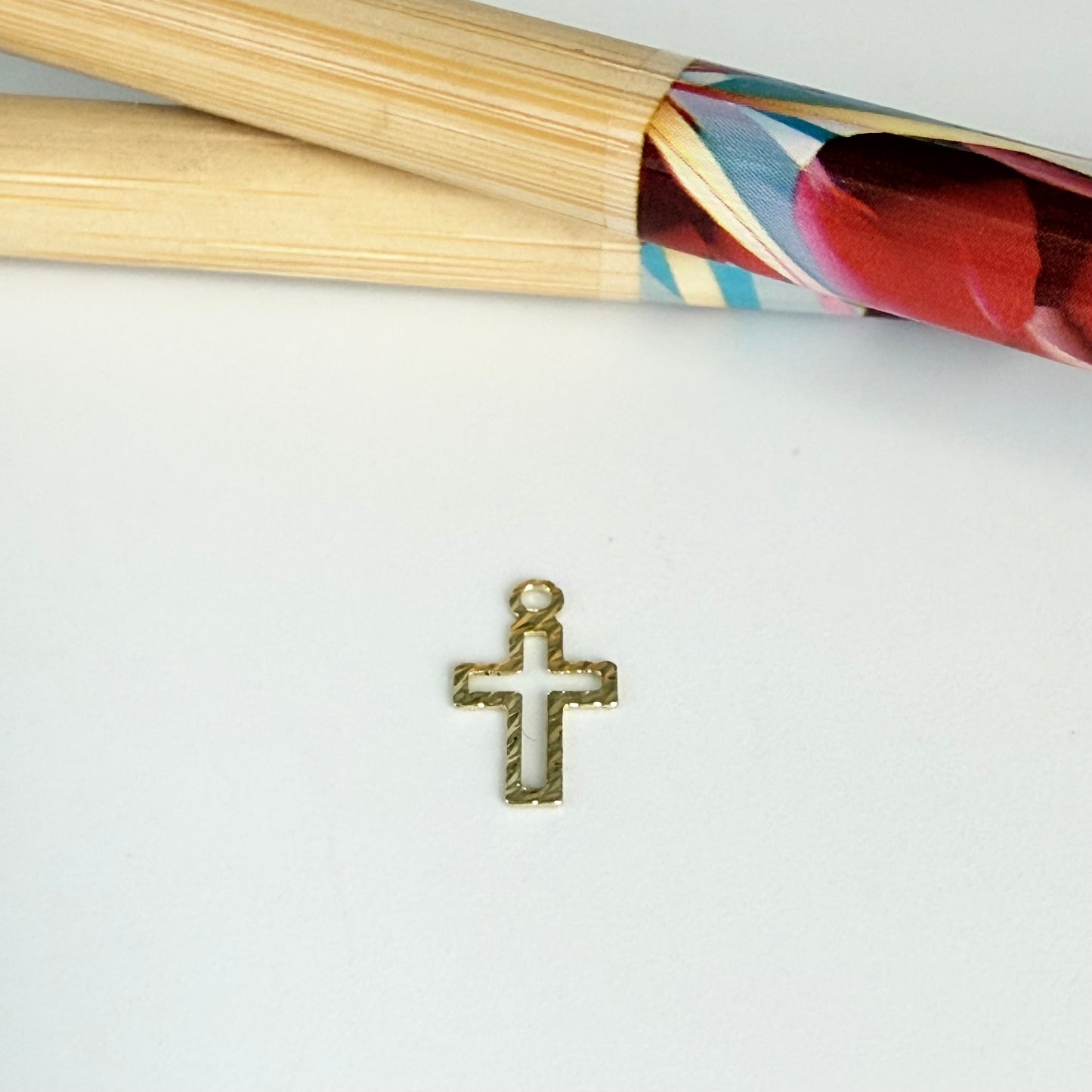 FO1264 Colgante Mini Cruz Calada diamantada 9 x 6 mm más argollita Espesor 0.3 mm Figura Baño Oro