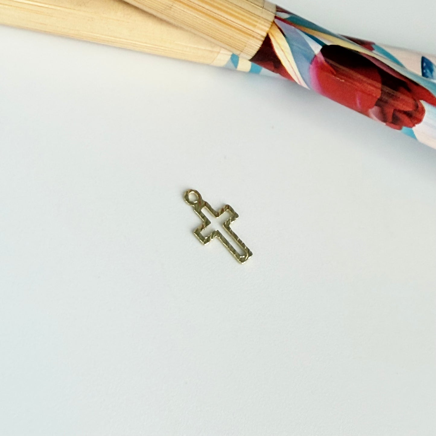 FO1264 Colgante Mini Cruz Calada diamantada 9 x 6 mm más argollita Espesor 0.3 mm Figura Baño Oro