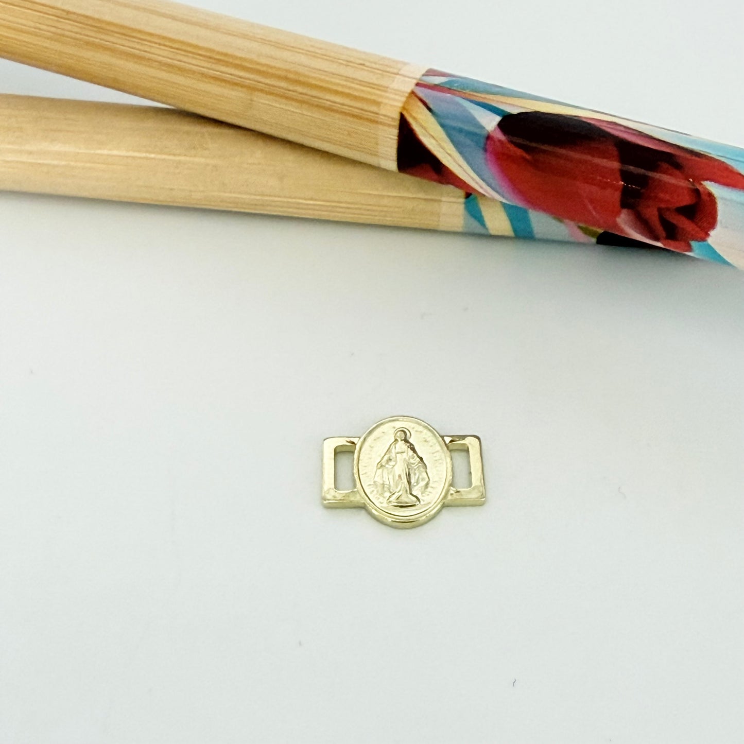 FO1251 Eslabón para pulsera Virgen de los Milagros doble faz 10 x 6.5 mm más corchetes 5 x 2.5 mm Espesor 1 mm Figura Baño Oro