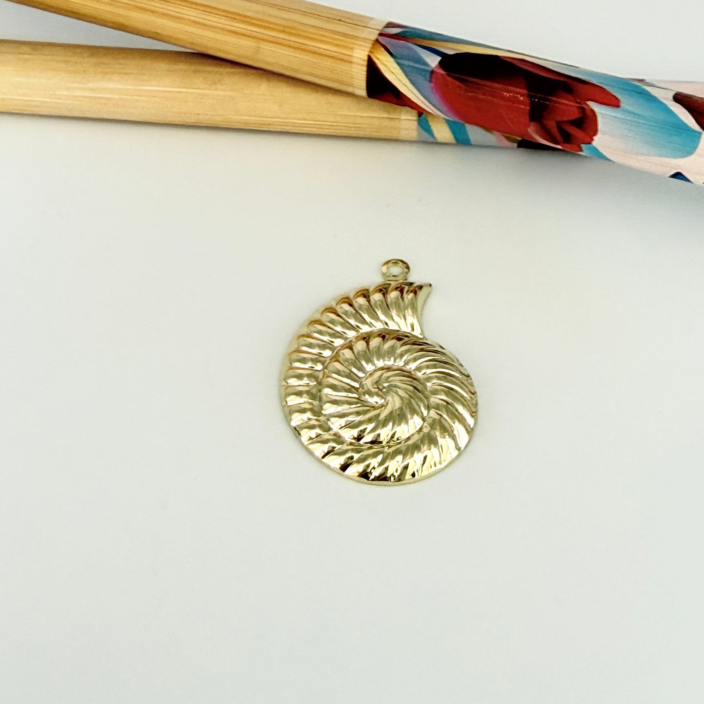 FO1258 Colgante Caracola Lado Derecho 20 x 16 mm más argollita Espesor 0.8 mm Figura Baño Oro