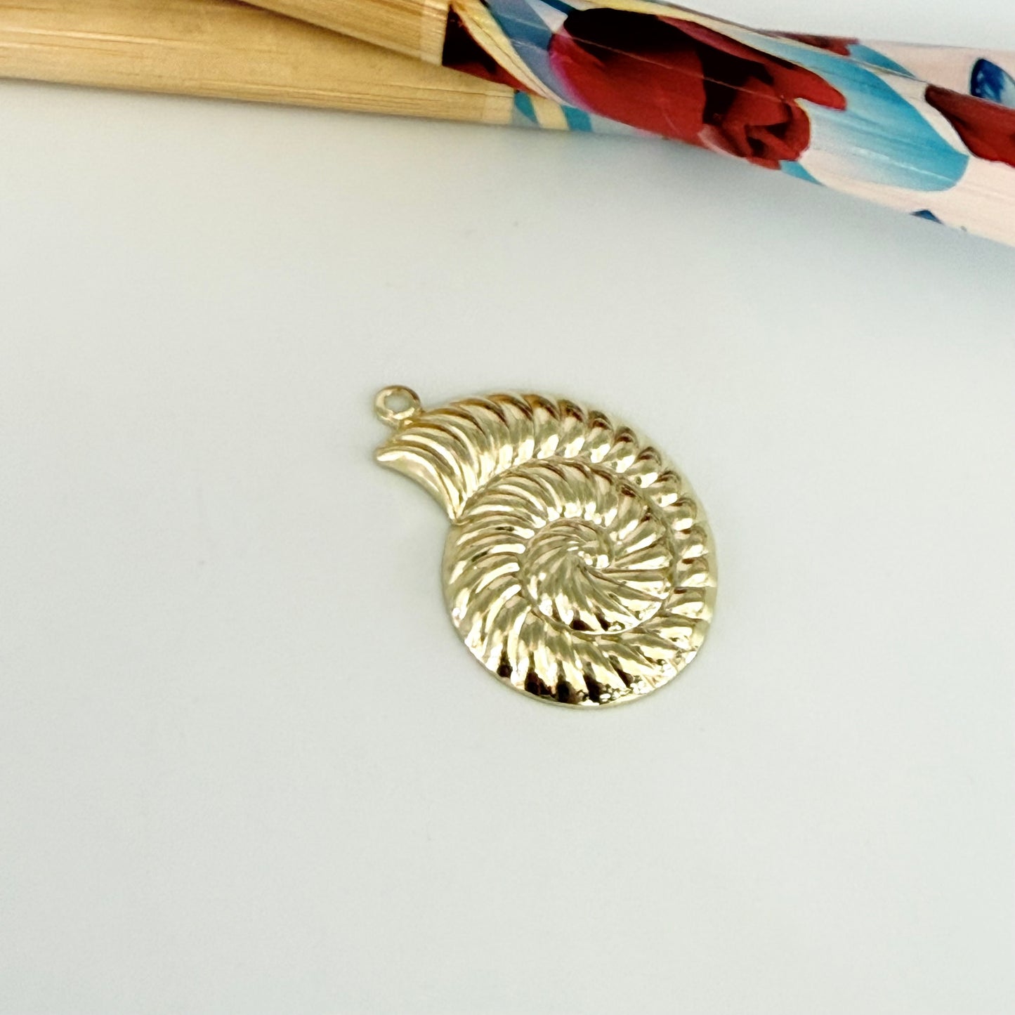 FO1259 Colgante Caracola Lado Izquierdo 20 x 16 mm más argollita Espesor 0.8 mm Figura Baño Oro