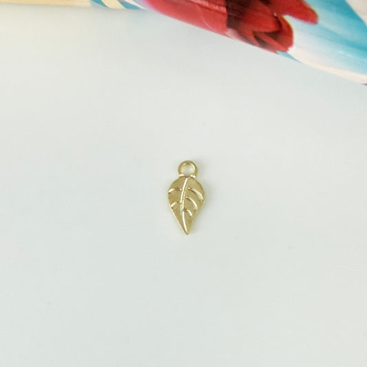 FO1257 Colgante Mini Hoja 6 x 5 mm más argollita Espesor 0.8 mm Figura Baño Oro
