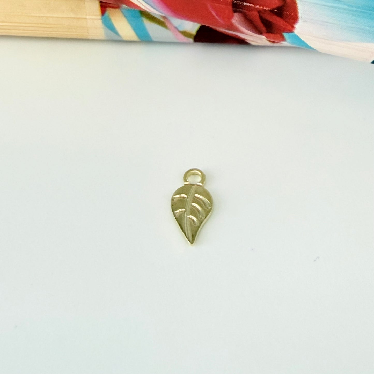 FO1257 Colgante Mini Hoja 6 x 5 mm más argollita Espesor 0.8 mm Figura Baño Oro
