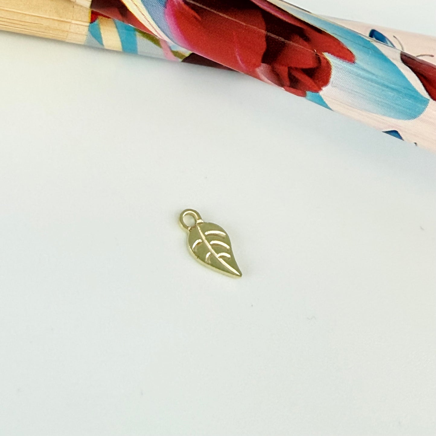 FO1257 Colgante Mini Hoja 6 x 5 mm más argollita Espesor 0.8 mm Figura Baño Oro