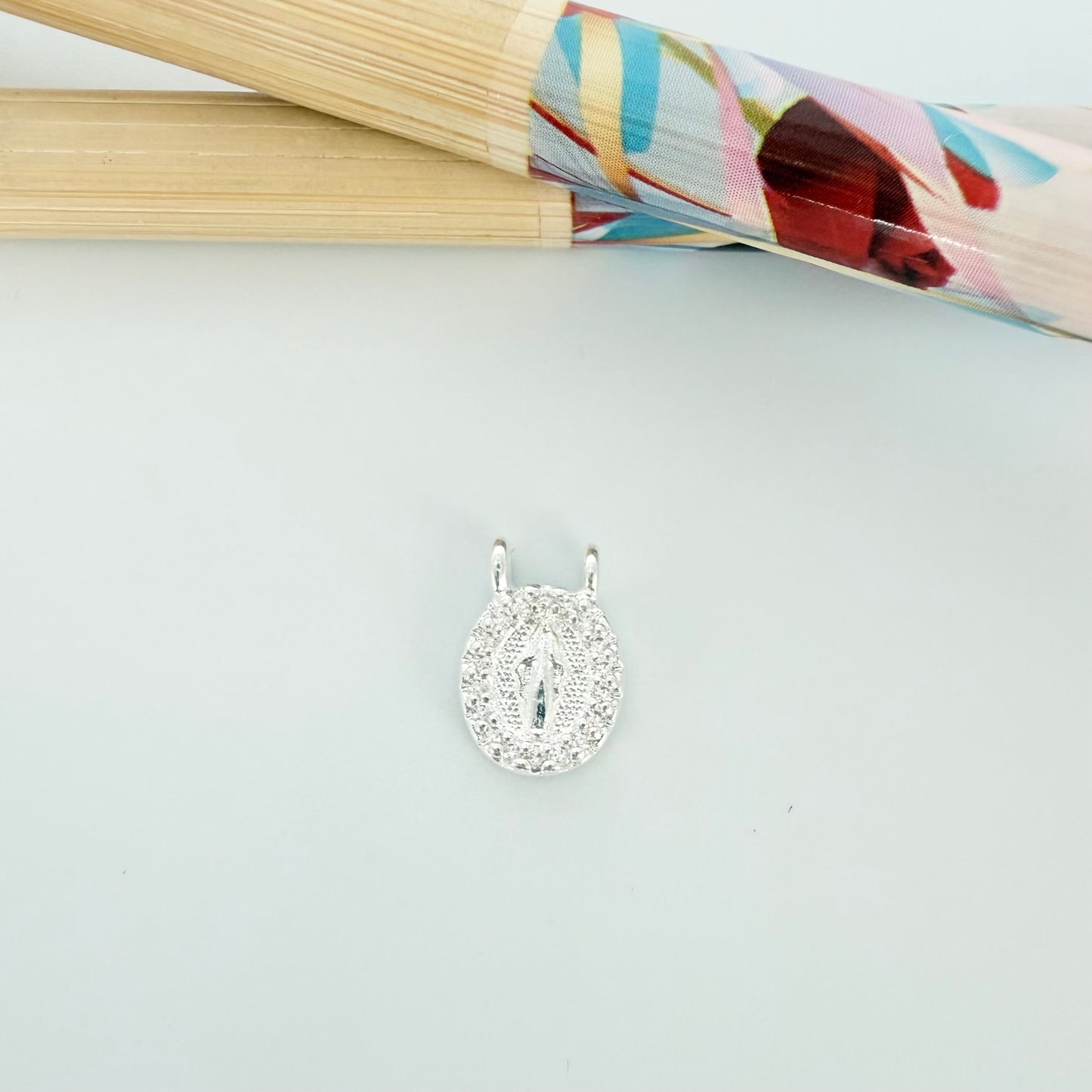 Joyas por Mayor Joyas Bañadas en Plata por Mayor Insumos para Joyas FP1246 Colgante Virgen de los Milagros Borde con Circones 9 x 8 mm con 2 argollitas de 3 mm Espesor 2.5 mm Figura Baño Plata