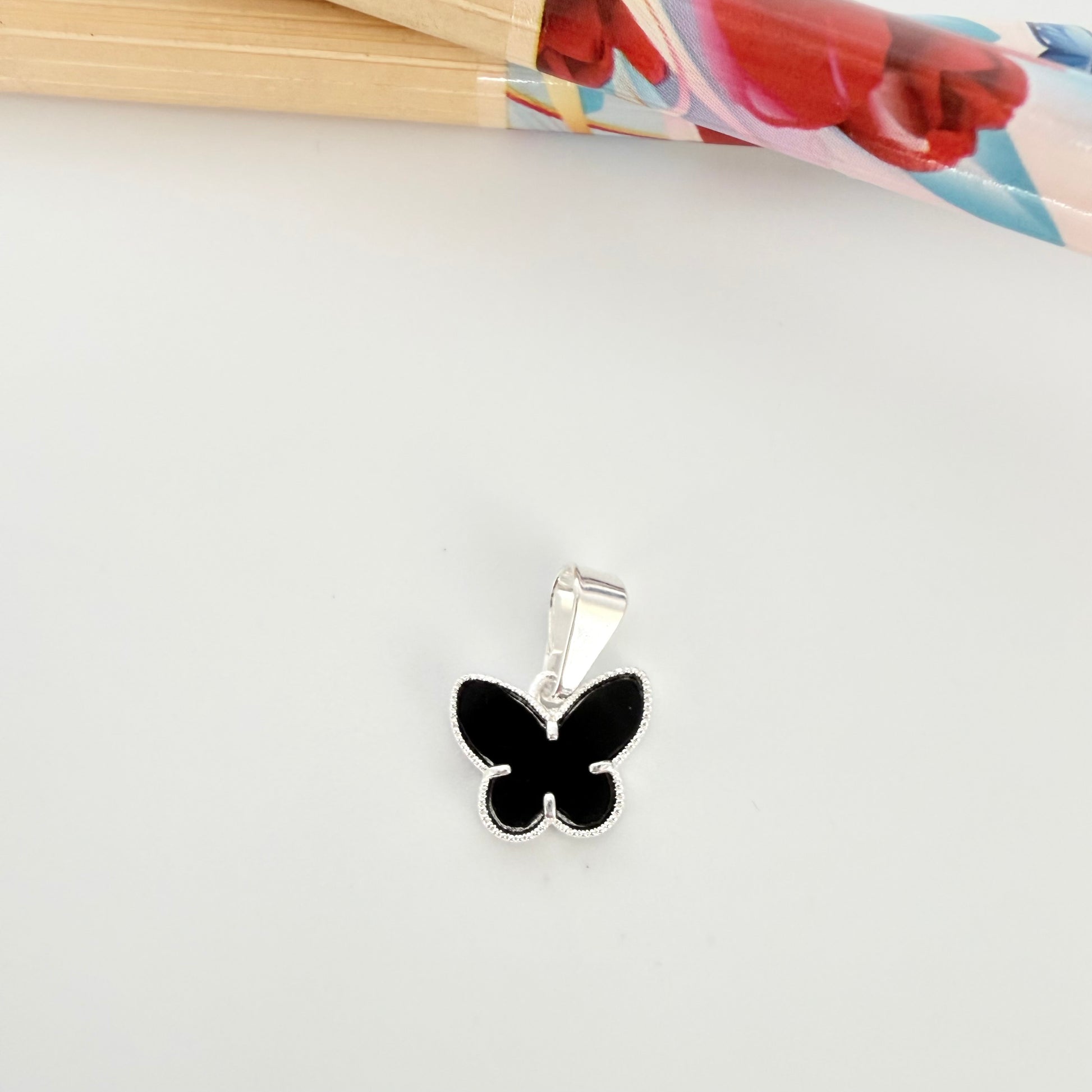 Joyas por Mayor Joyas Bañadas en Plata por Mayor Insumos para Joyas FP1247 Colgante Mariposa Borde Rutilado Acrílico Negro 11 x 9 mm valier de 7 mm Espesor 2 mm Figura Baño Plata