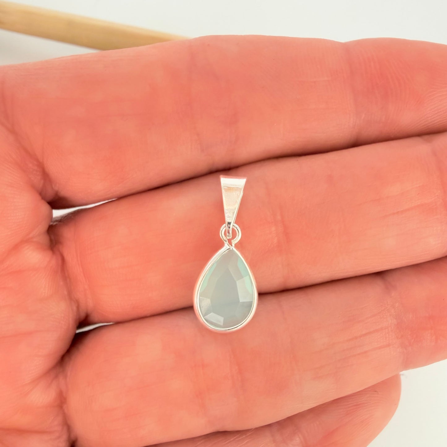 FP1162 Colgante Gota Cristal Color con borde 10 x 8 mm más argollita y valier de 7 mm Espesor 3.2 mm Figura Baño Plata