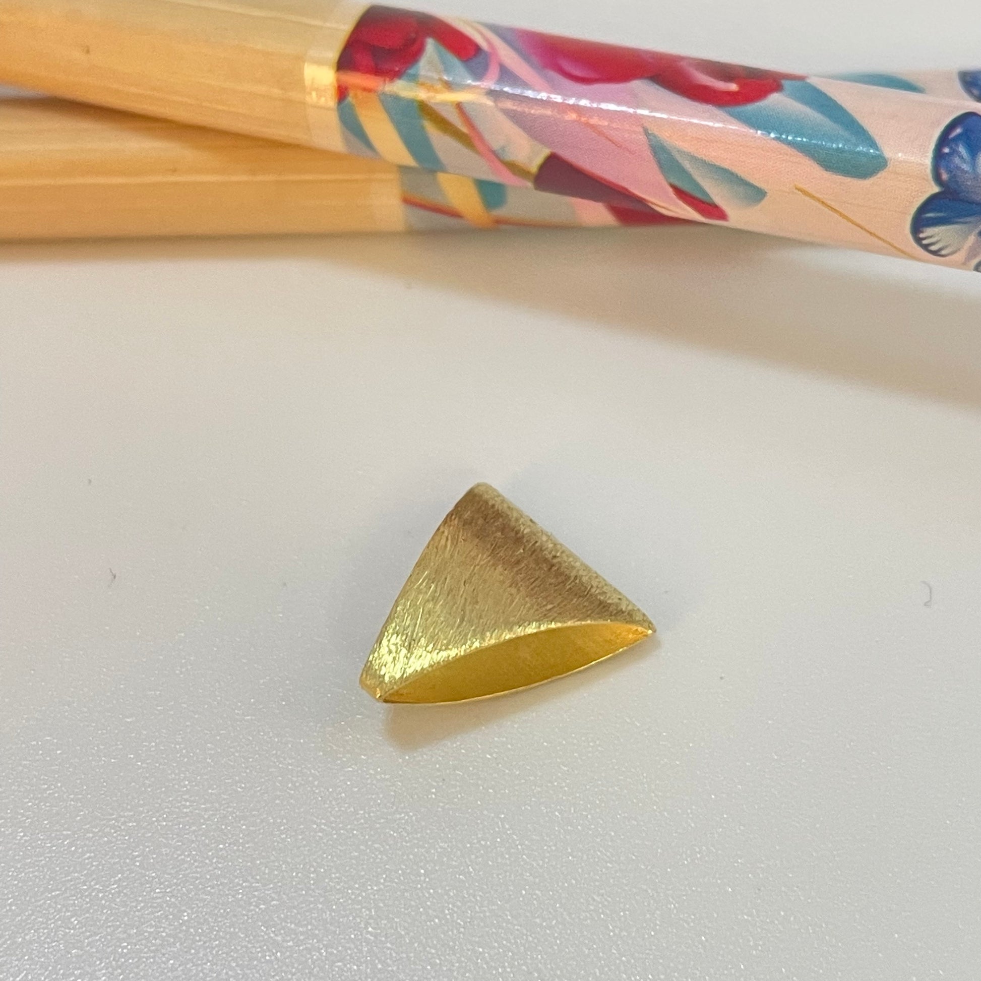 TO03 Tubo Triangulo Lixado 13x12x4.5 mm Accesorio Baño Oro Accesorios Bañados hecho de Bronce Bañado en Oro 18K