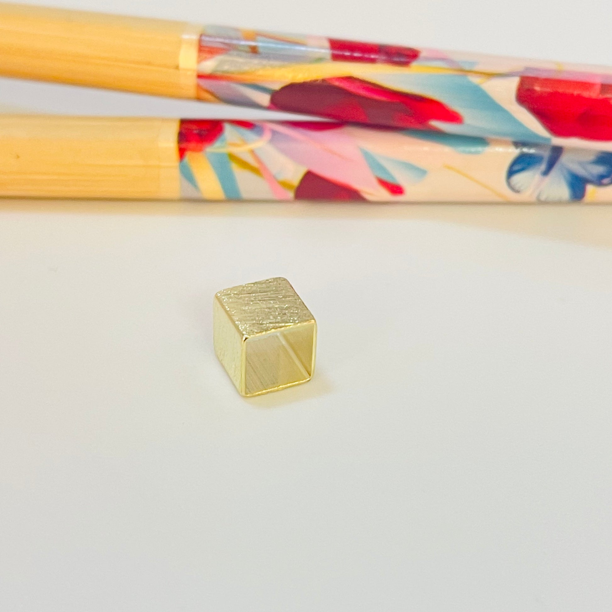 TO12 Tubo Cuadrado Lijado 6x6 mm Accesorio Baño Oro Accesorios Bañados hecho de Bronce Bañado en Oro 18K