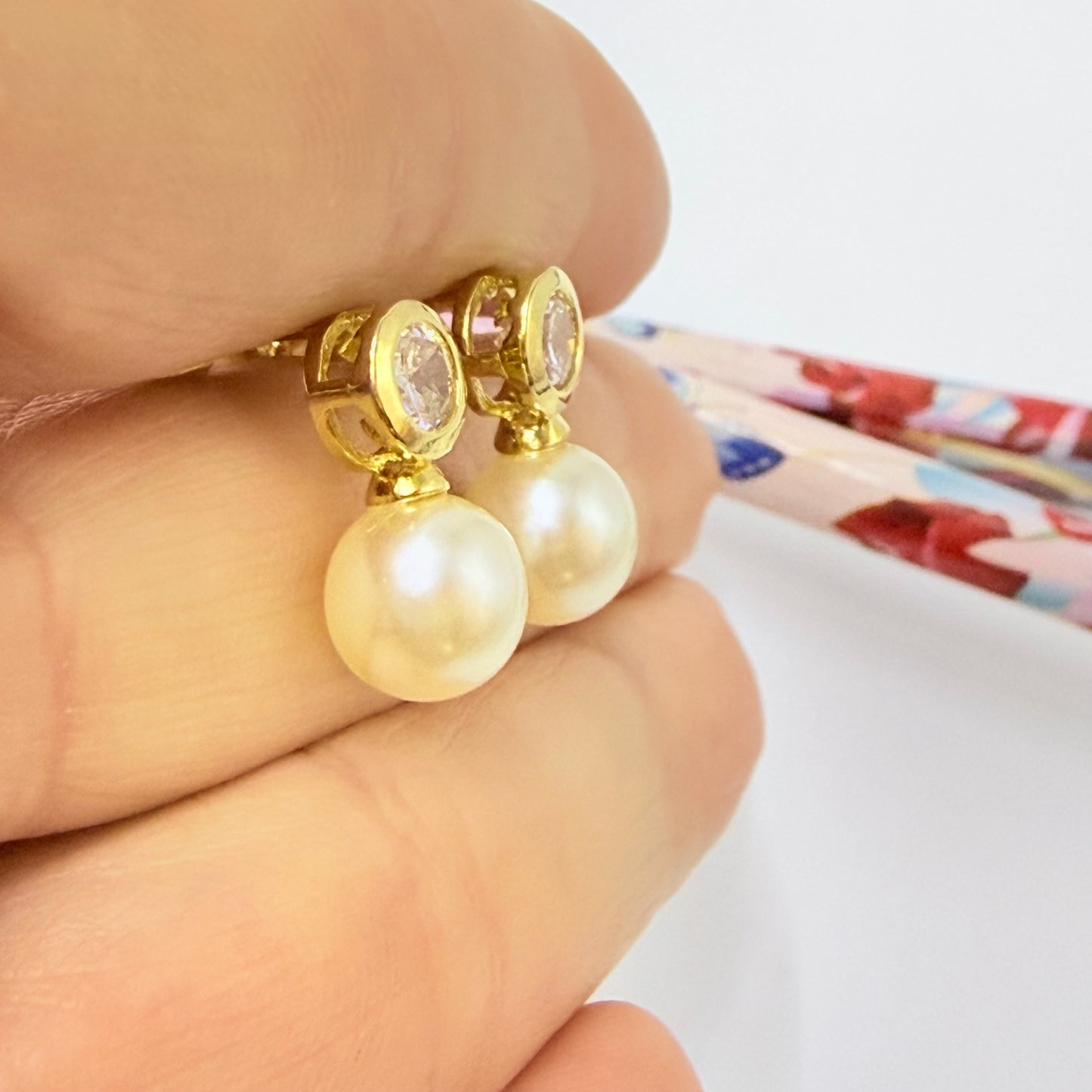 Joyas por Mayor Joyas Bañadas en Oro por Mayor Insumos para Joyas XO583 Aro Perla diá. 9 mm Base Punto de Luz Circón diá. 6.5 mm Espesor 4 mm Figura Baño Oro
