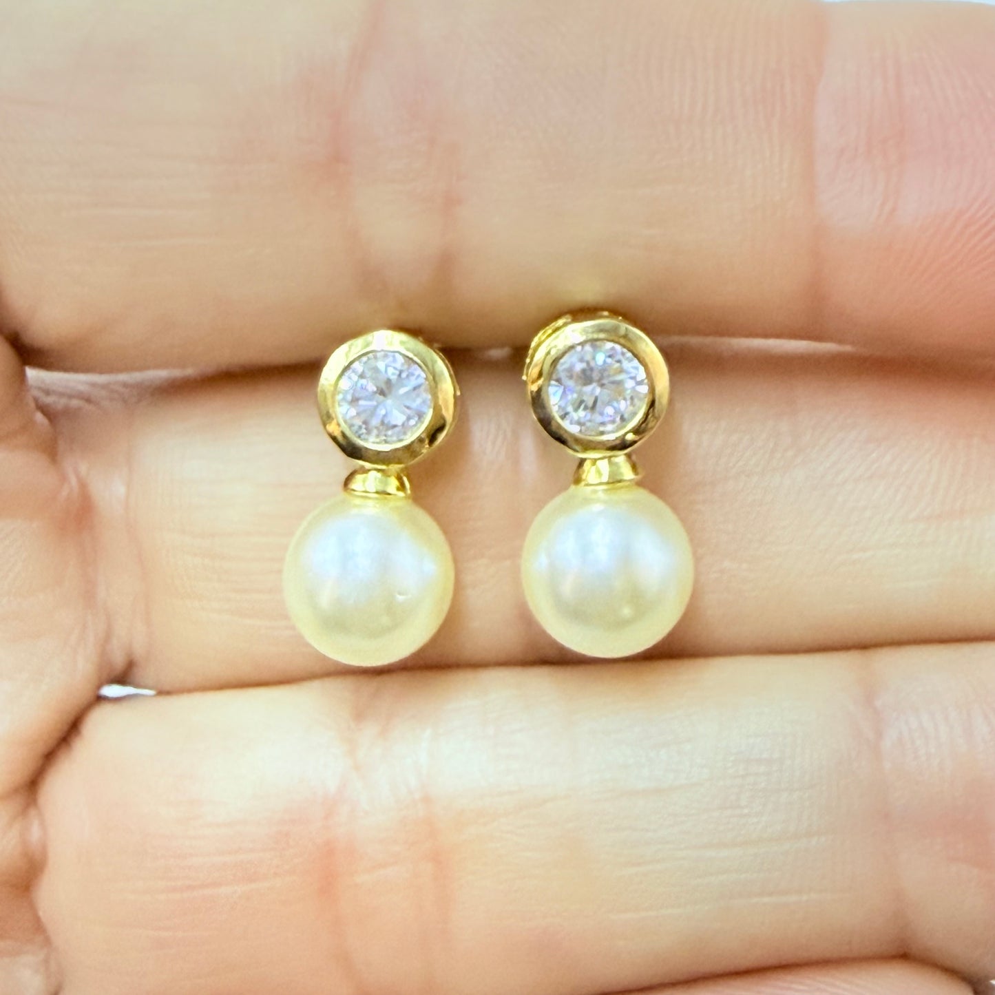 Joyas por Mayor Joyas Bañadas en Oro por Mayor Insumos para Joyas XO583 Aro Perla diá. 9 mm Base Punto de Luz Circón diá. 6.5 mm Espesor 4 mm Figura Baño Oro
