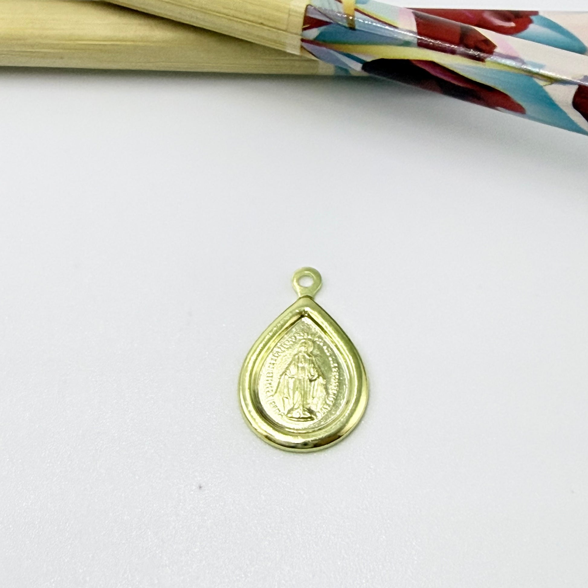 Joyas por Mayor Joyas Bañadas en Oro por Mayor Insumos para Joyas FO1285 Colgante Gota Virgen de los Milagros doble faz 15 x 7 mm más argollita Espesor 1 mm Figura Baño Oro