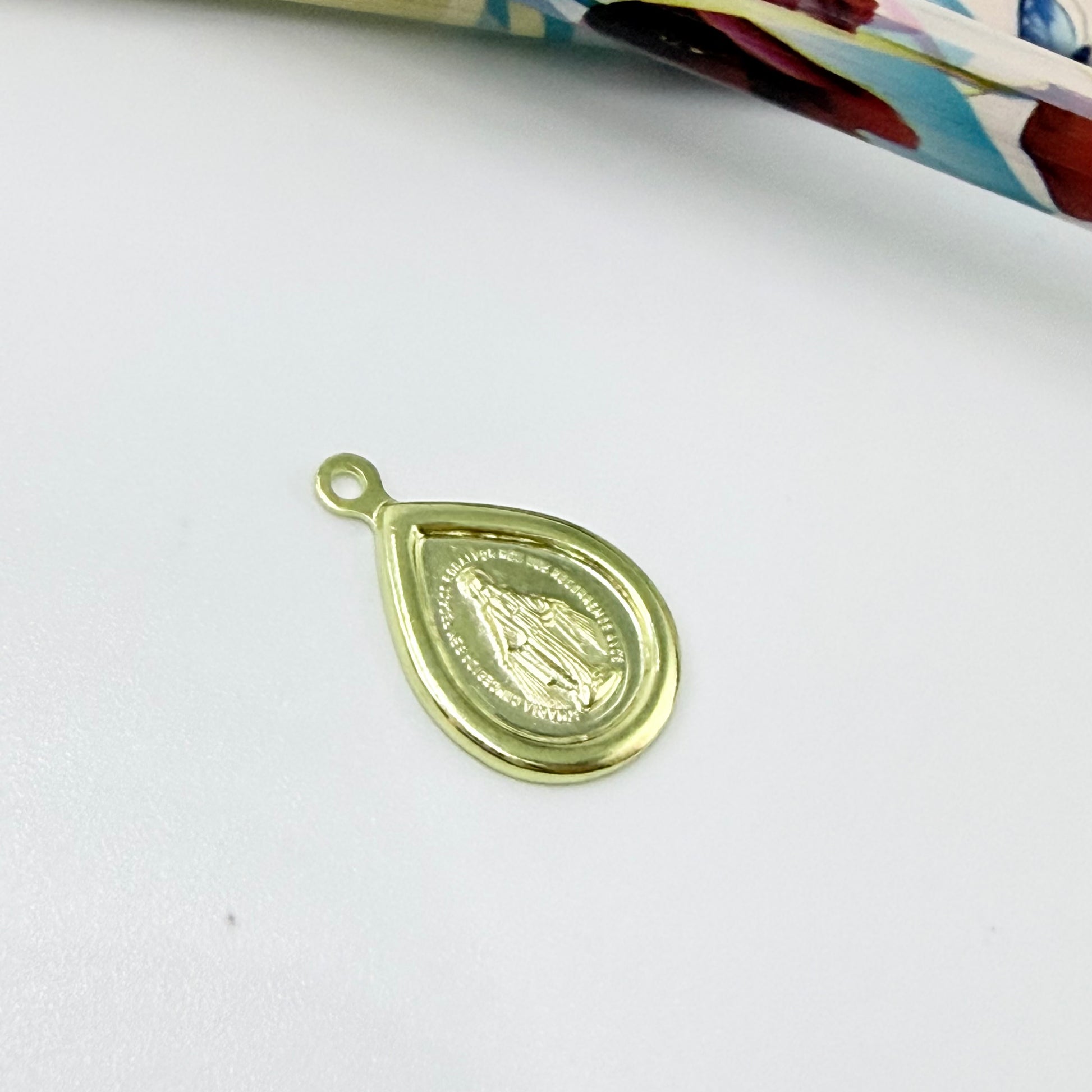 Joyas por Mayor Joyas Bañadas en Oro por Mayor Insumos para Joyas FO1285 Colgante Gota Virgen de los Milagros doble faz 15 x 7 mm más argollita Espesor 1 mm Figura Baño Oro