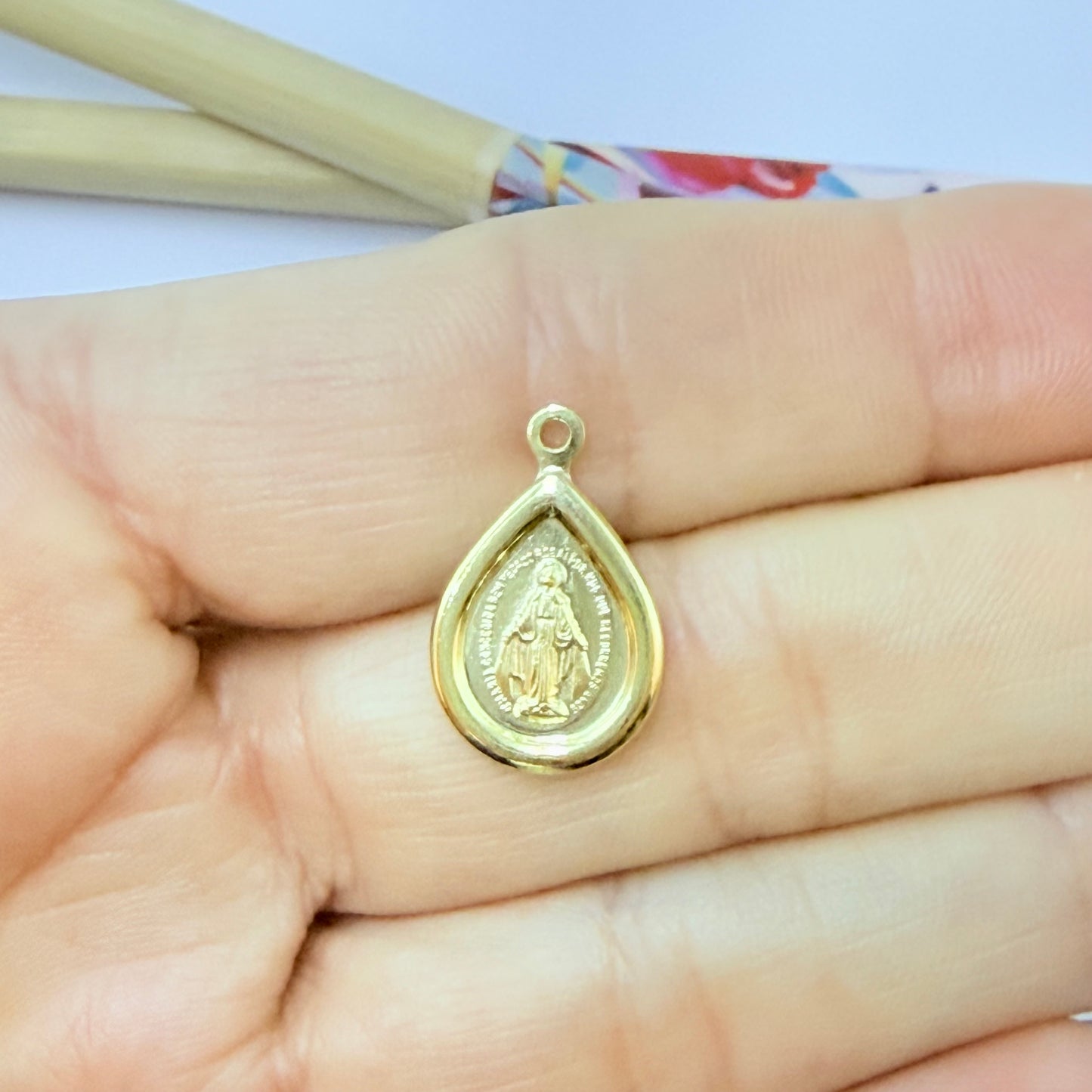 Joyas por Mayor Joyas Bañadas en Oro por Mayor Insumos para Joyas FO1285 Colgante Gota Virgen de los Milagros doble faz 15 x 7 mm más argollita Espesor 1 mm Figura Baño Oro