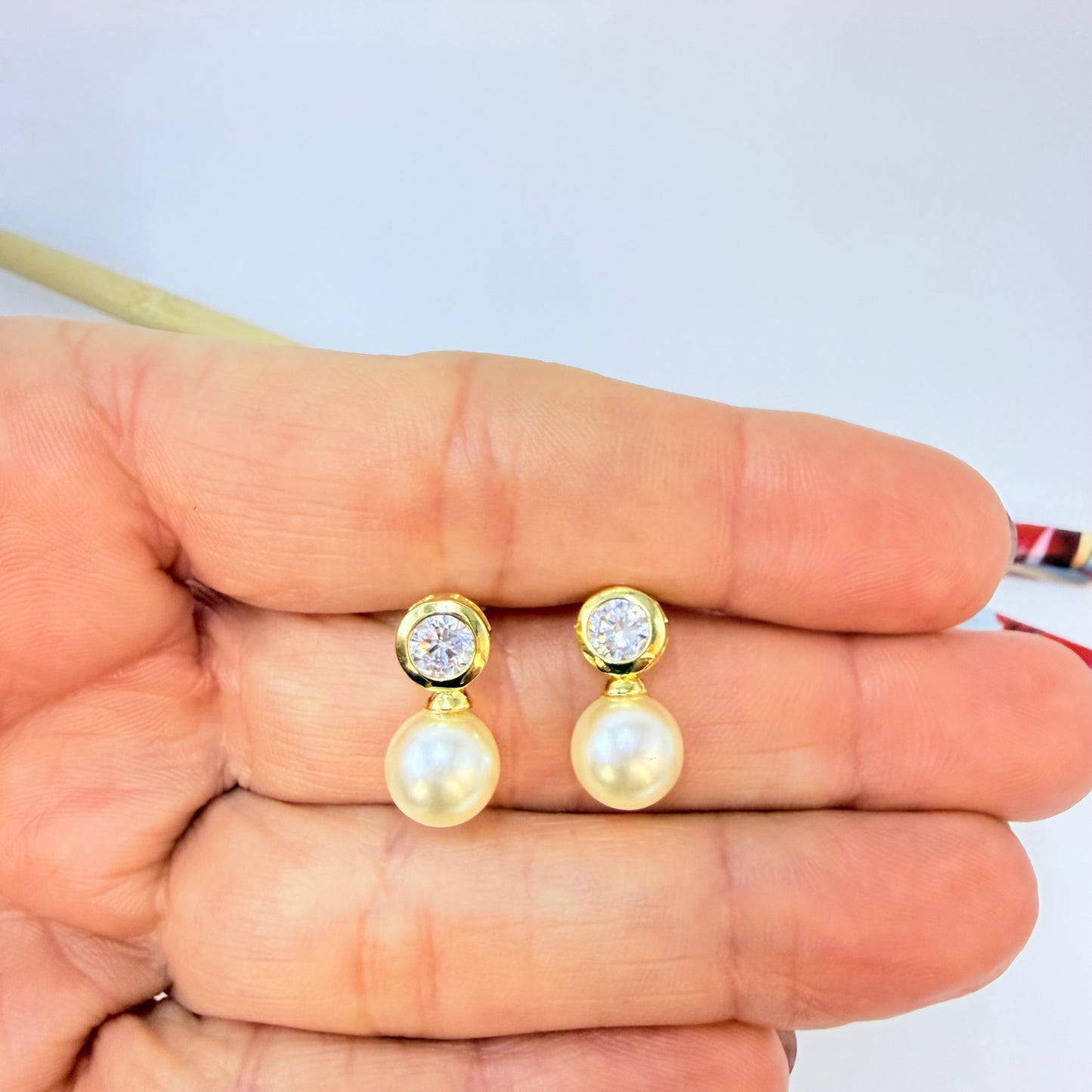 XO583 Aro Perla diá. 9 mm Base Punto de Luz Circón diá. 6.5 mm Espesor 4 mm Aro Baño Oro