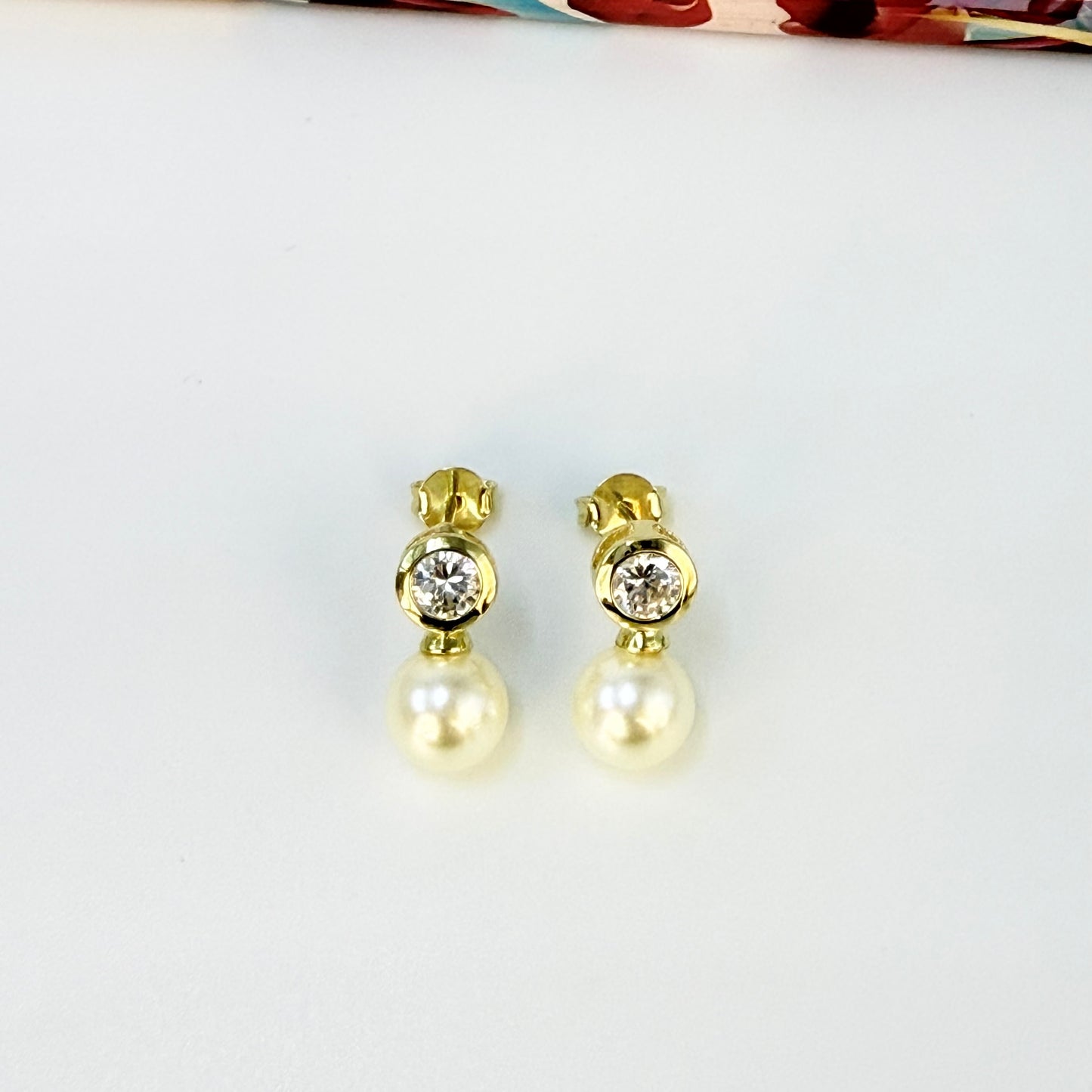 XO583 Aro Perla diá. 9 mm Base Punto de Luz Circón diá. 6.5 mm Espesor 4 mm Aro Baño Oro