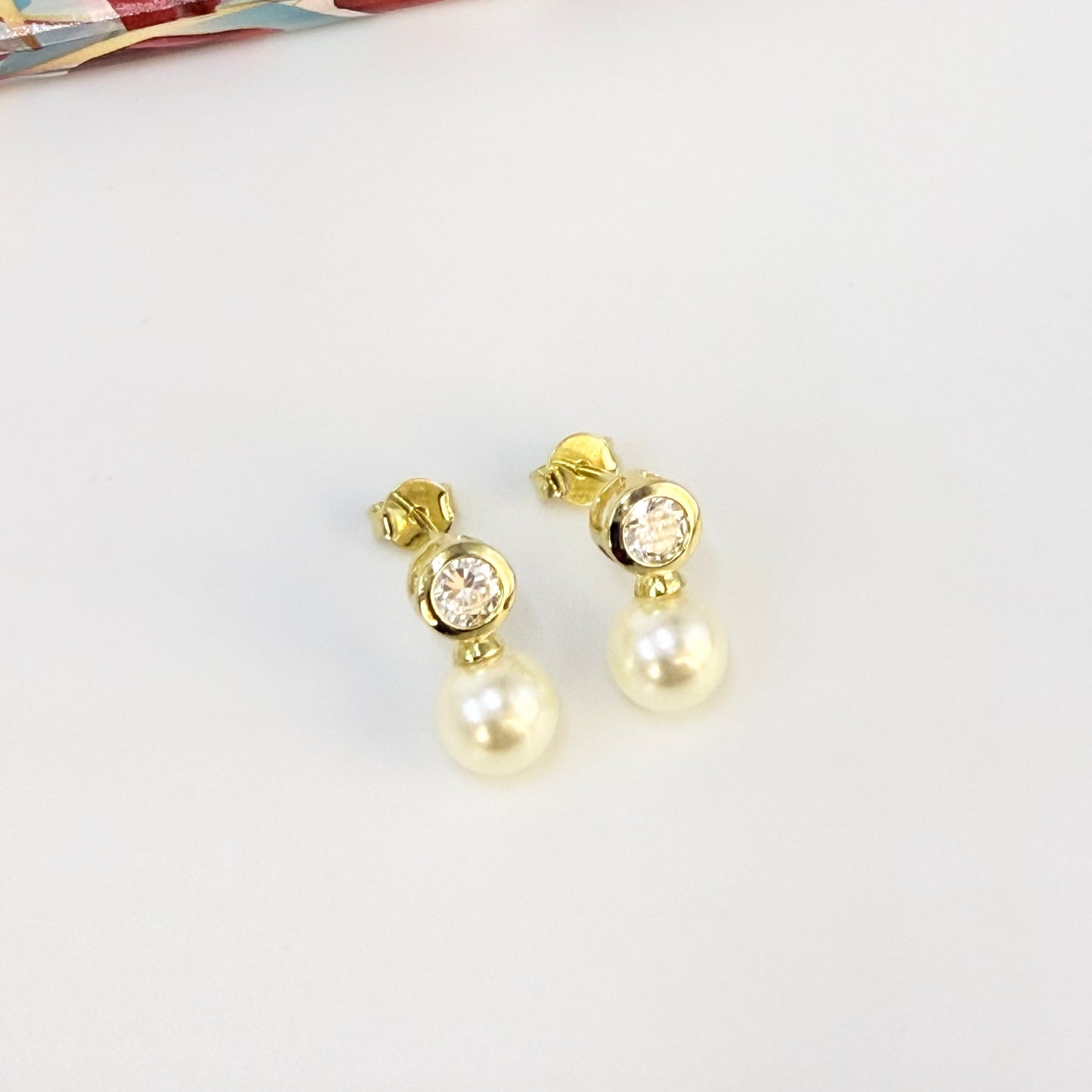 XO583 Aro Perla diá. 9 mm Base Punto de Luz Circón diá. 6.5 mm Espesor 4 mm Aro Baño Oro