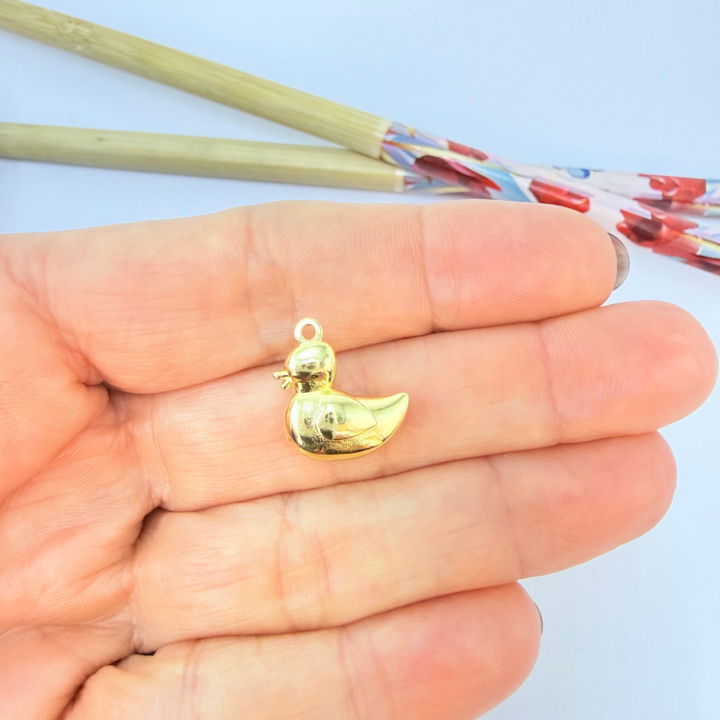 FO1287 Colgante Mamá Pata 14 x 14 mm más argollita Espesor 6 mm Figura Baño Oro