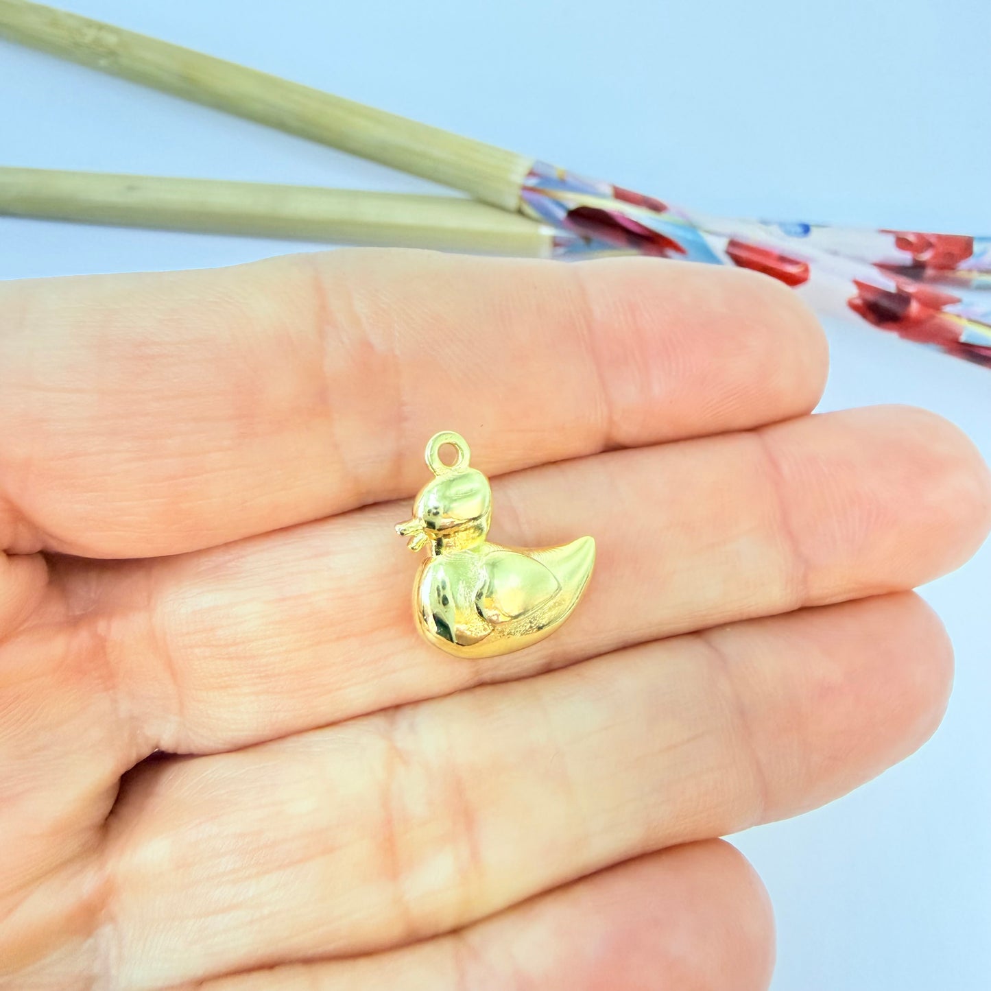 FO1287 Colgante Mamá Pata 14 x 14 mm más argollita Espesor 6 mm Figura Baño Oro