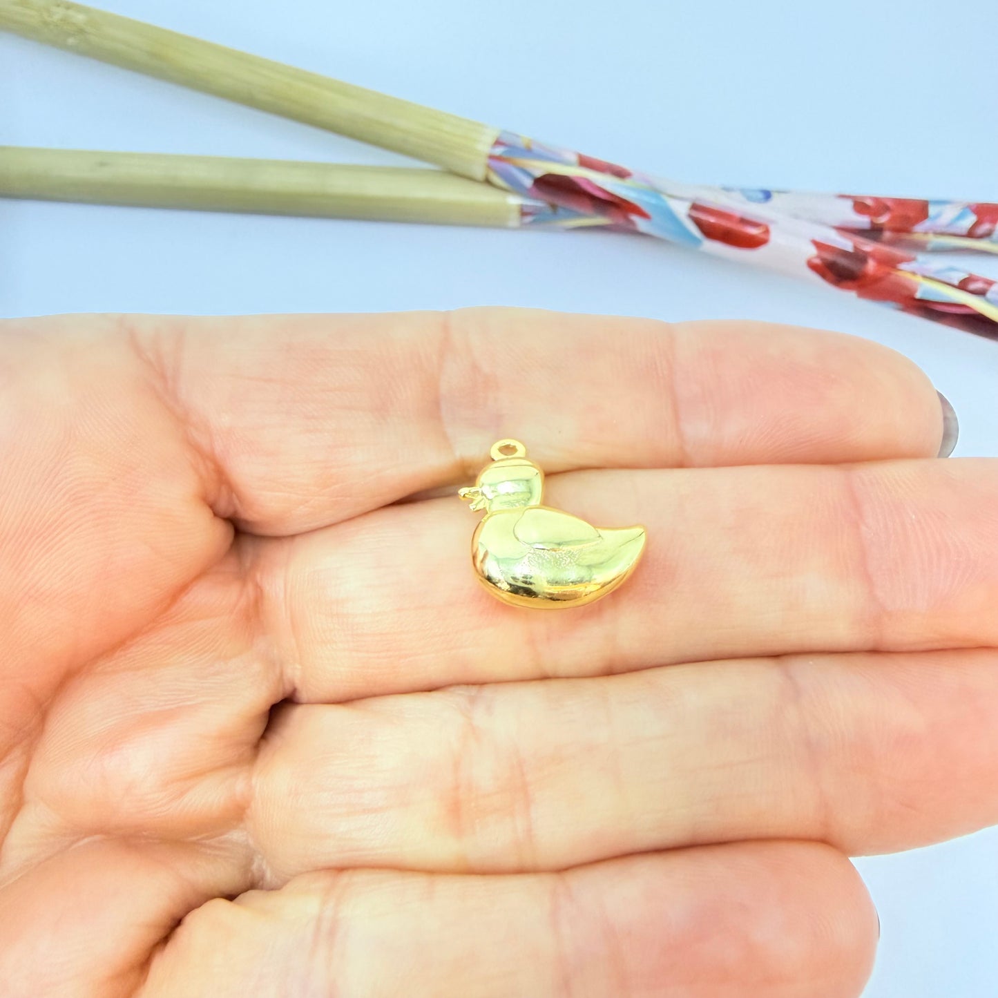 FO1287 Colgante Mamá Pata 14 x 14 mm más argollita Espesor 6 mm Figura Baño Oro