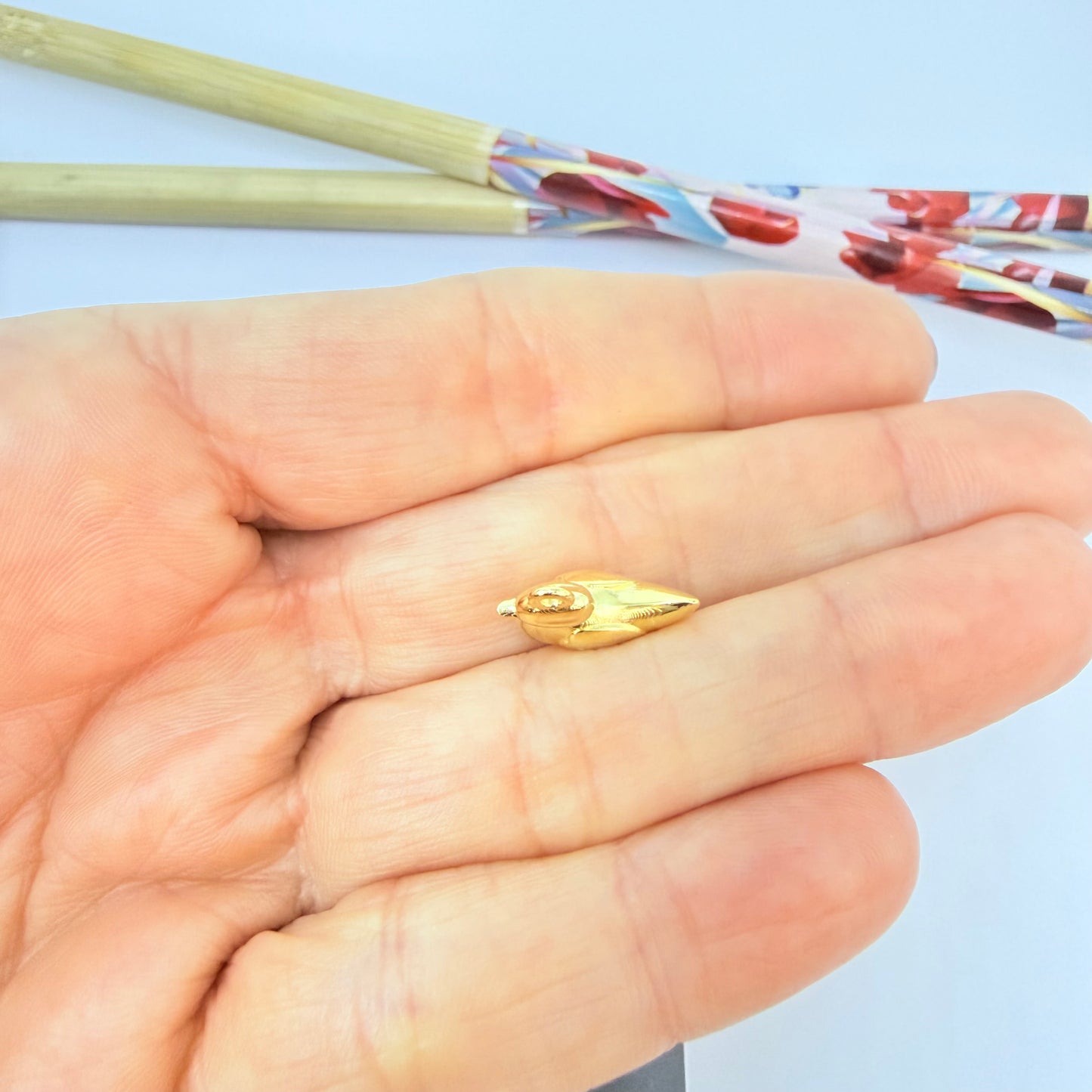 FO1287 Colgante Mamá Pata 14 x 14 mm más argollita Espesor 6 mm Figura Baño Oro