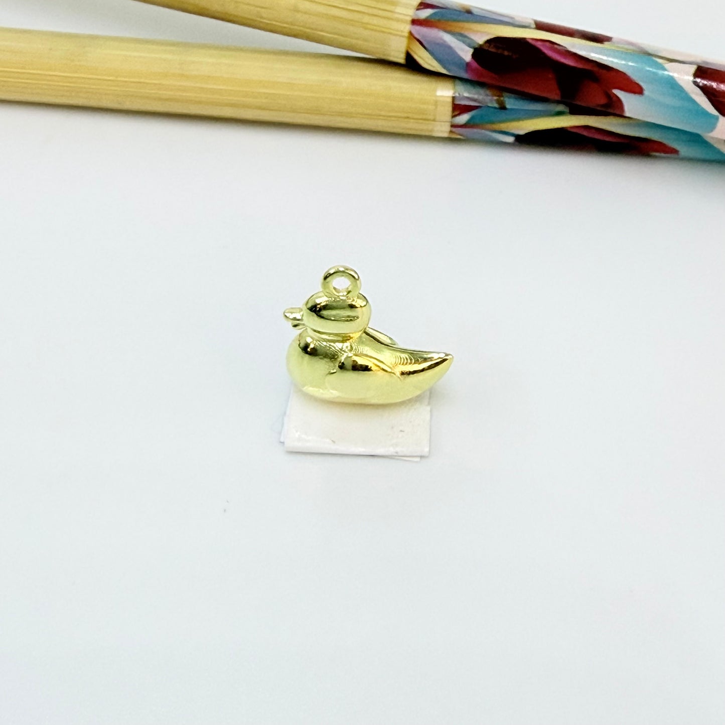 FO1287 Colgante Mamá Pata 14 x 14 mm más argollita Espesor 6 mm Figura Baño Oro