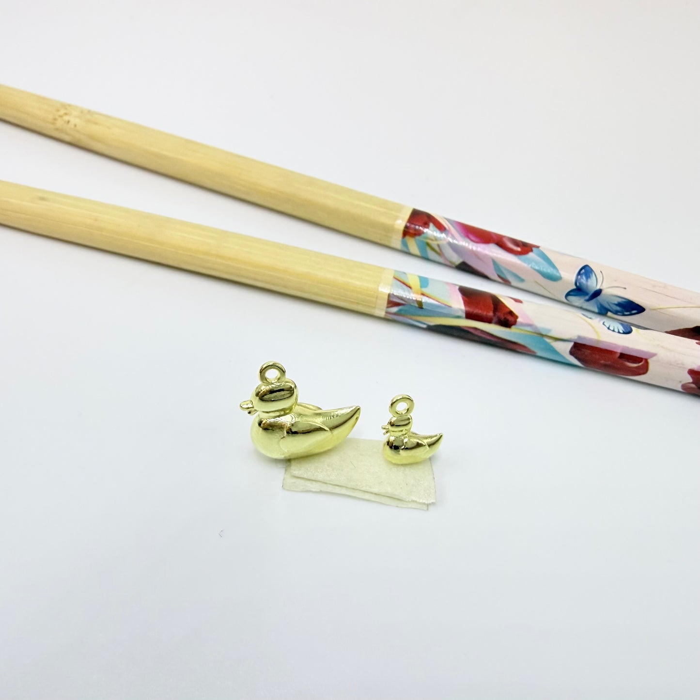 FO1287 Colgante Mamá Pata 14 x 14 mm más argollita Espesor 6 mm Figura Baño Oro