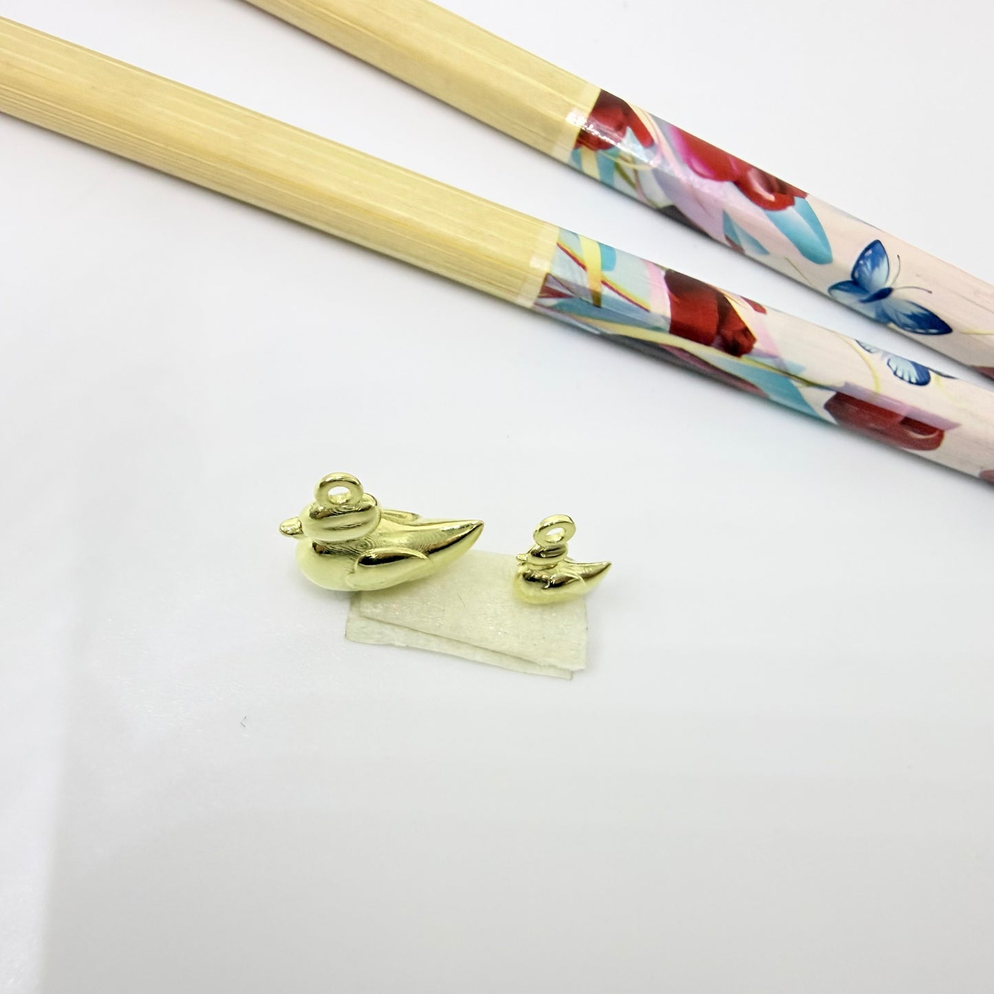 FO1287 Colgante Mamá Pata 14 x 14 mm más argollita Espesor 6 mm Figura Baño Oro