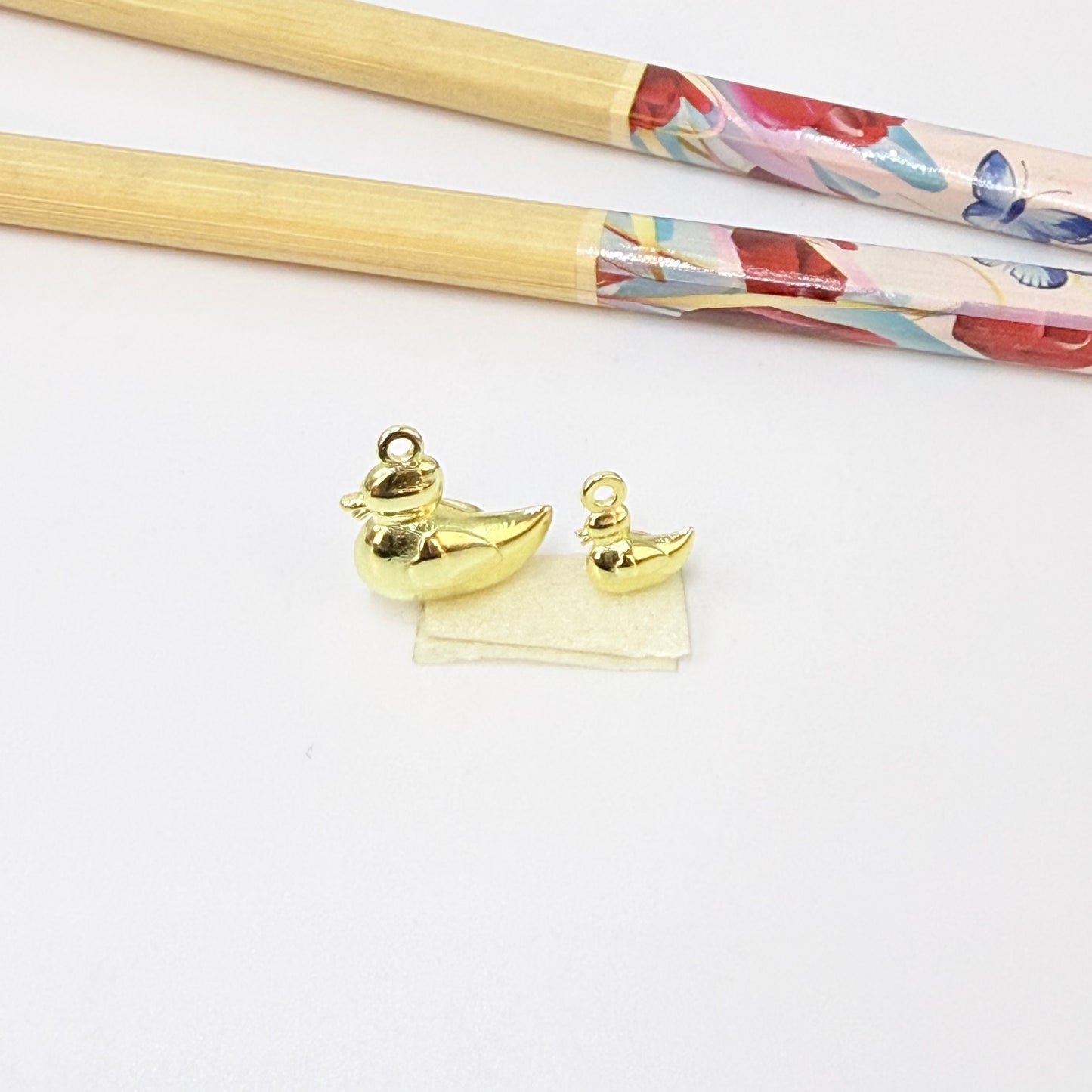 FO1287 Colgante Mamá Pata 14 x 14 mm más argollita Espesor 6 mm Figura Baño Oro