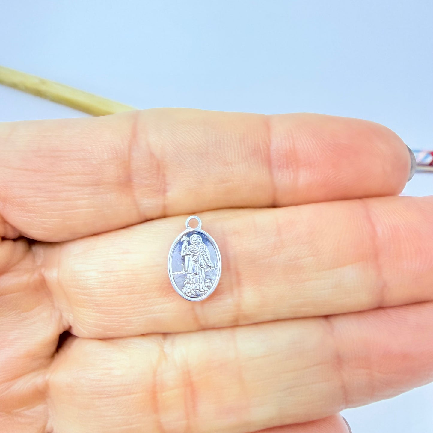 Joyas por Mayor Joyas Bañadas en Plata por Mayor Insumos para Joyas FP1284 Colgante Mini San Expedito 10 x 8 mm más argollita Espesor 0.8 mm Figura Baño Plata