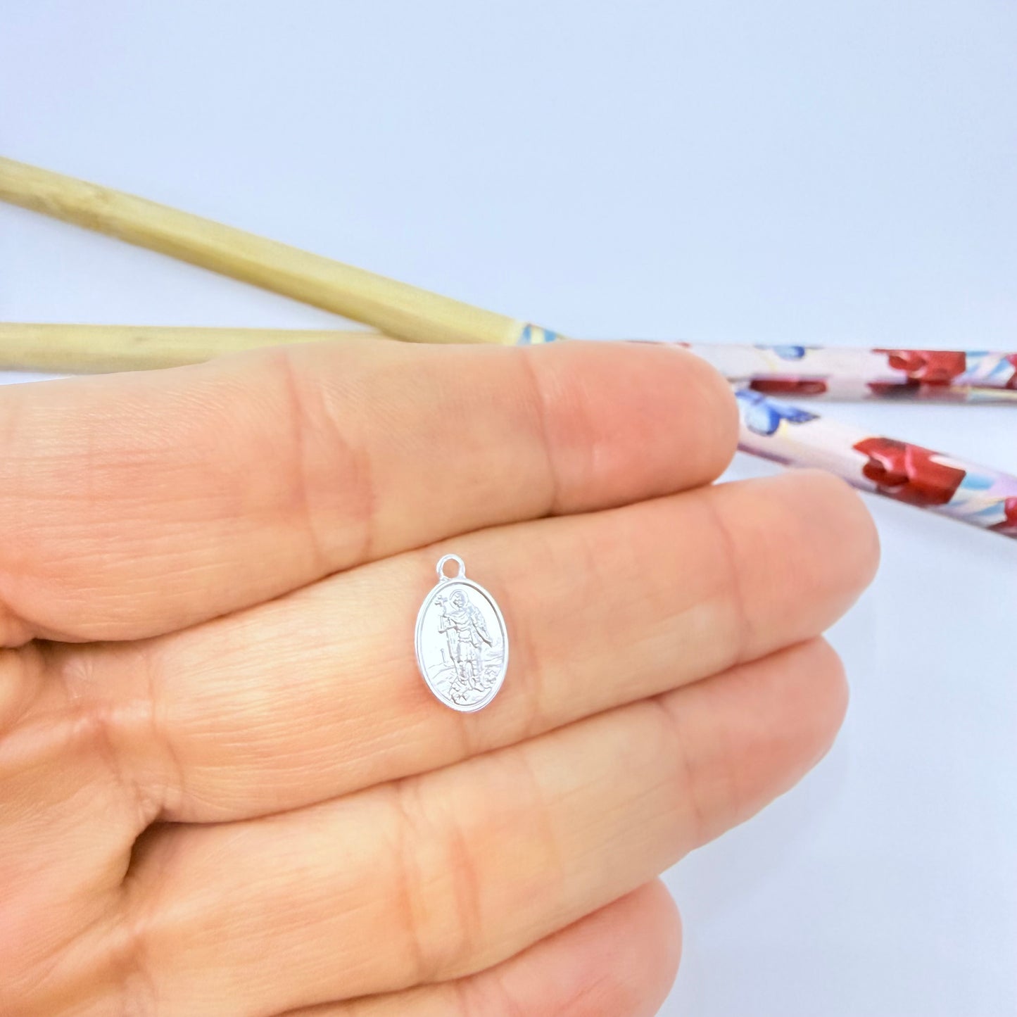 FP1284 Colgante Mini San Expedito 10 x 8 mm más argollita Espesor 0.8 mm Figura Baño Plata