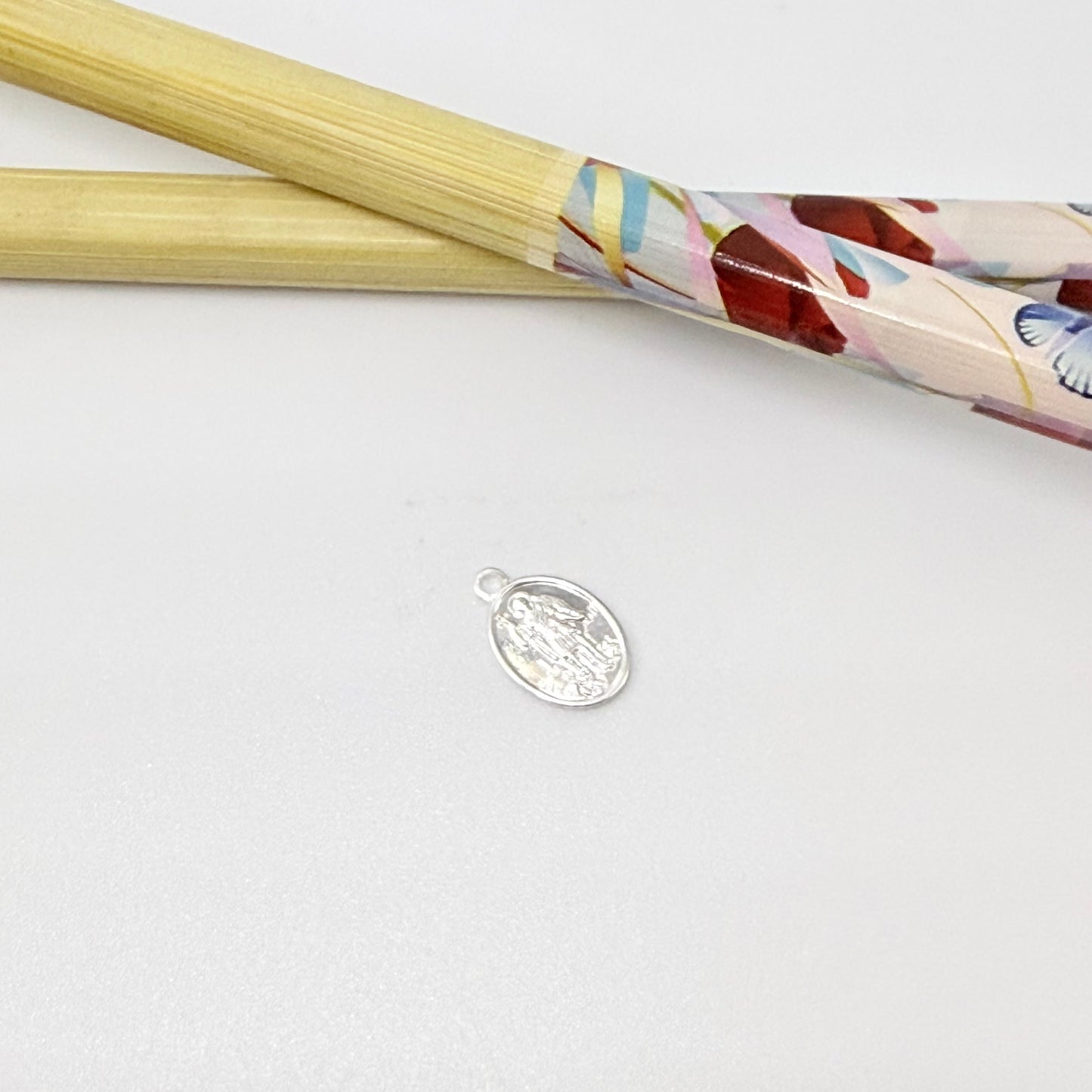 FP1284 Colgante Mini San Expedito 10 x 8 mm más argollita Espesor 0.8 mm Figura Baño Plata