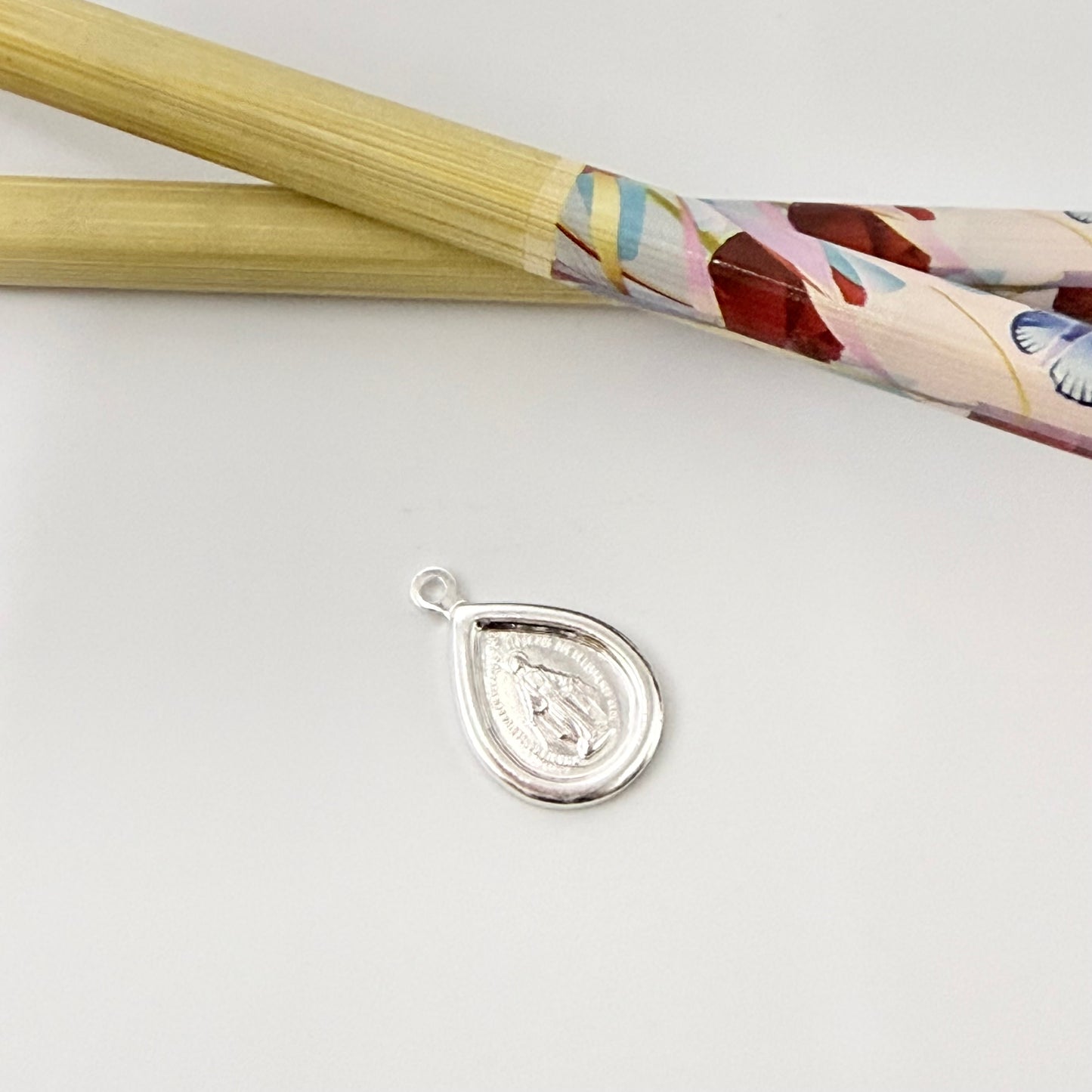 FP1285 Colgante Gota Virgen de los Milagros doble faz 15 x 7 mm más argollita Espesor 1 mm Figura Baño Plata