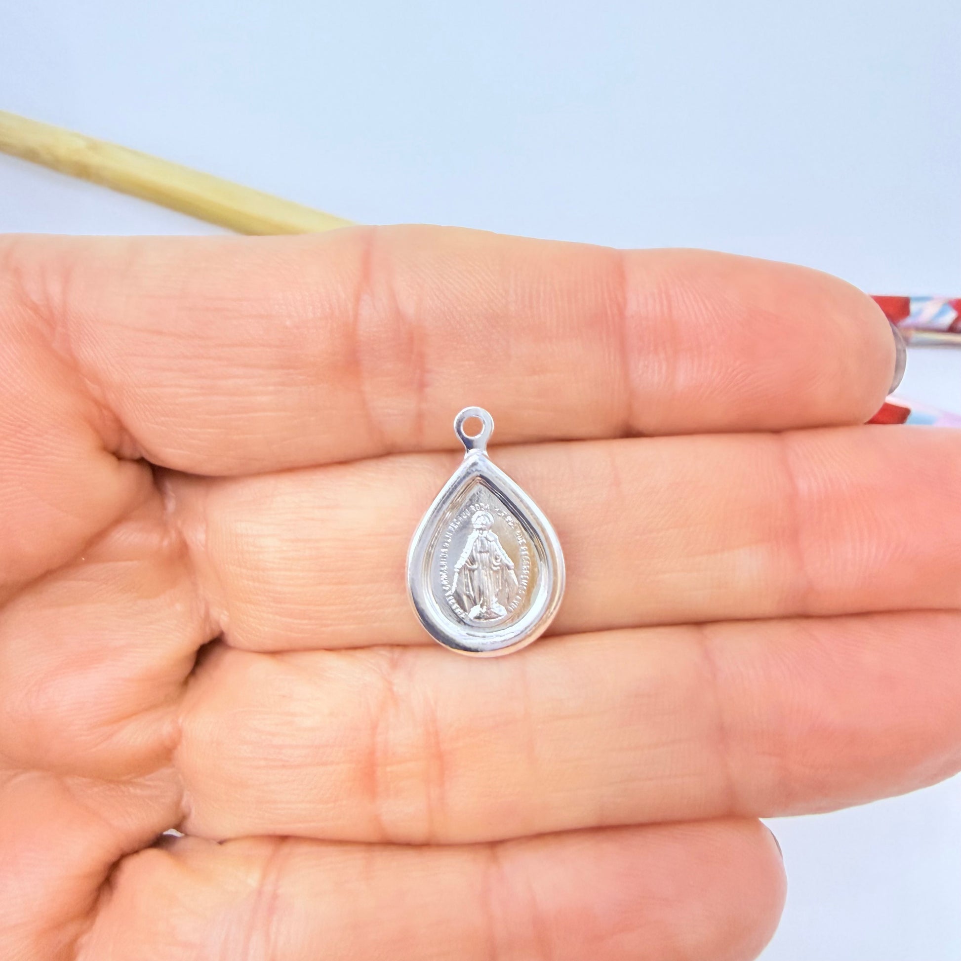 Joyas por Mayor Joyas Bañadas en Plata por Mayor Insumos para Joyas FP1285 Colgante Gota Virgen de los Milagros doble faz 15 x 7 mm más argollita Espesor 1 mm Figura Baño Plata