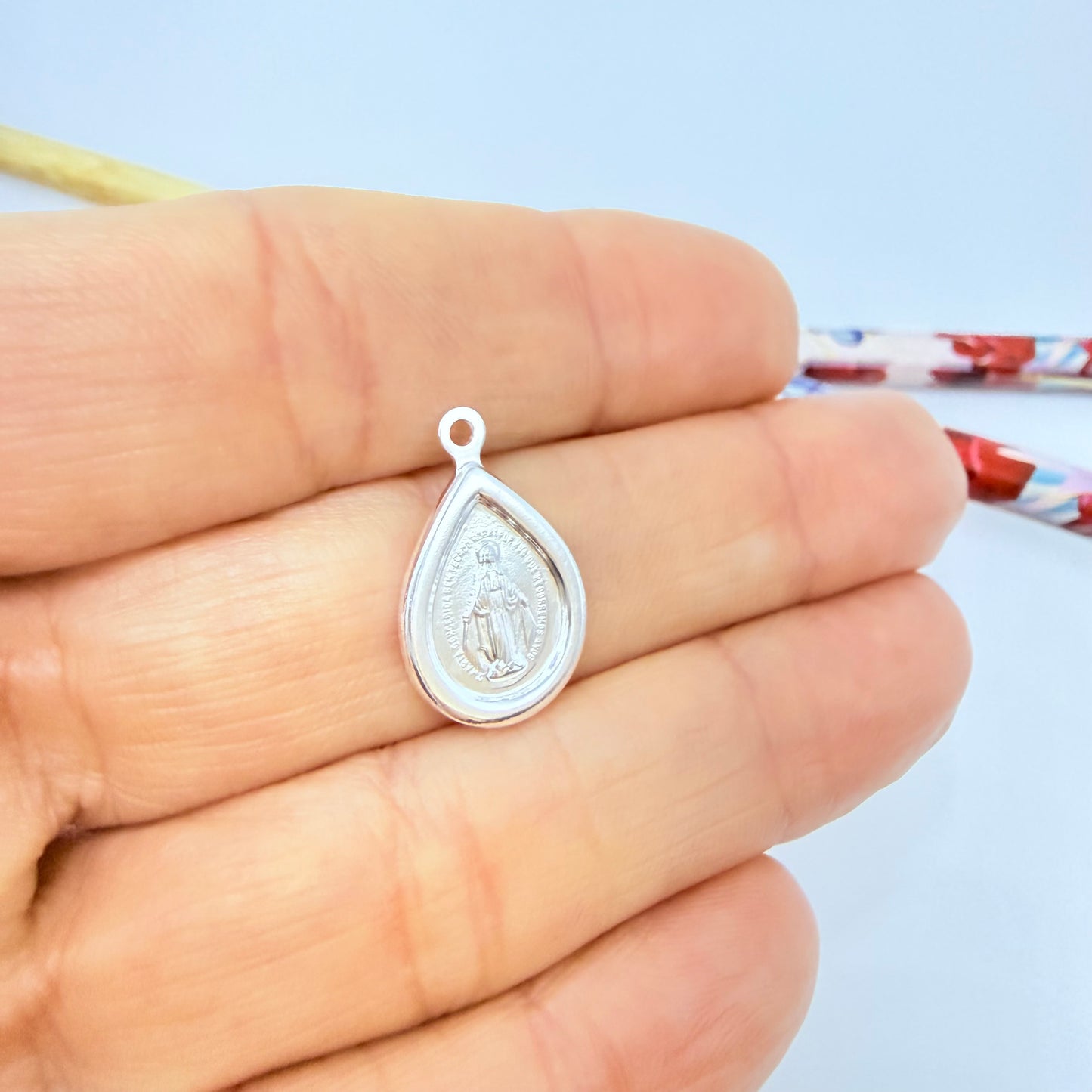 FP1285 Colgante Gota Virgen de los Milagros doble faz 15 x 7 mm más argollita Espesor 1 mm Figura Baño Plata