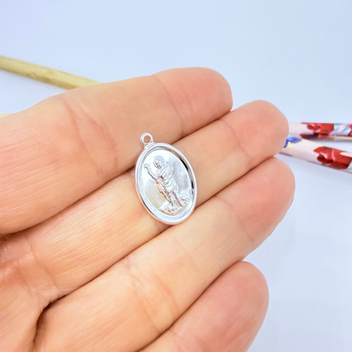 FP1286 Colgante San Expedito 17 x 13 mm más argollita Espesor 1 mm Figura Baño Plata