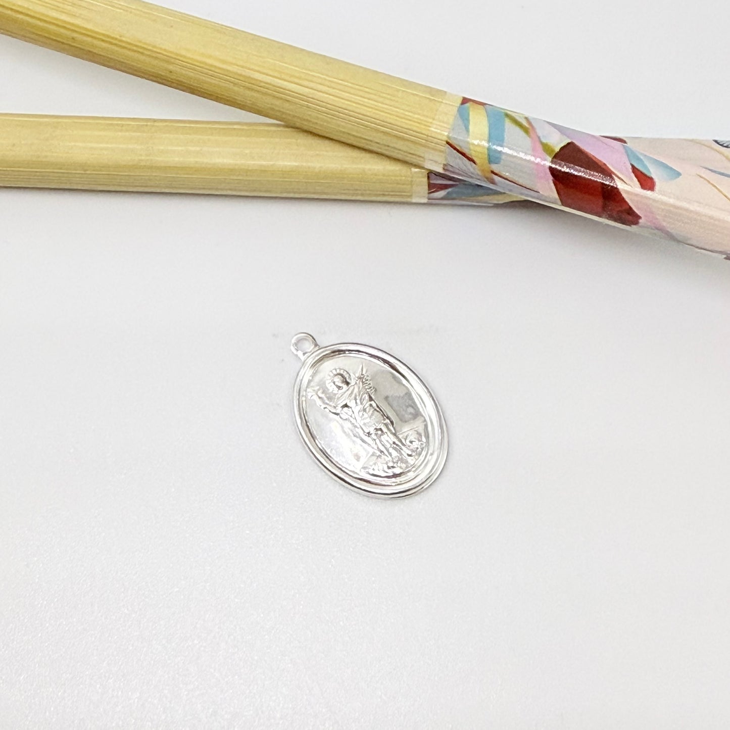 FP1286 Colgante San Expedito 17 x 13 mm más argollita Espesor 1 mm Figura Baño Plata