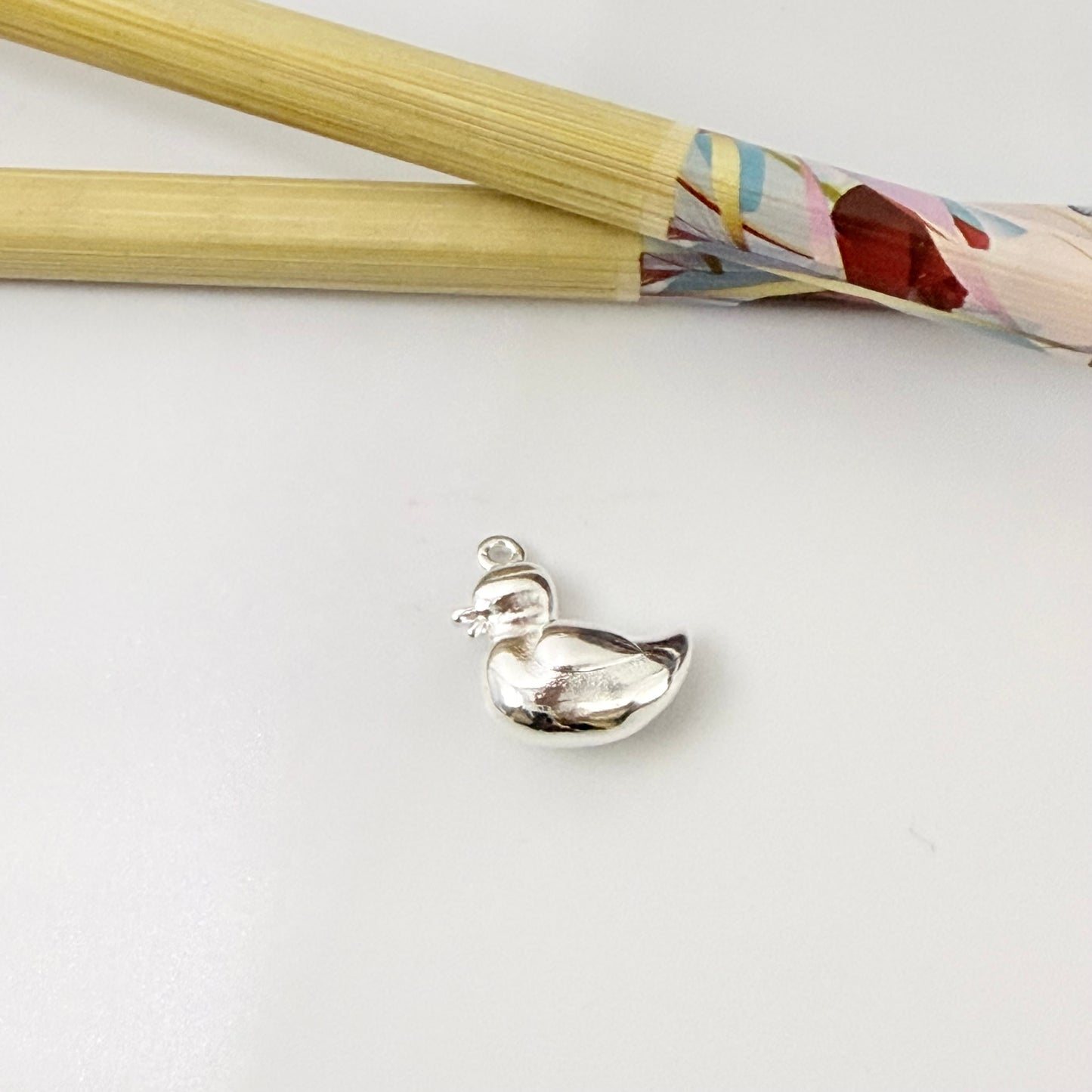 FP1287 Colgante Mamá Pata 14 x 14 mm más argollita Espesor 6 mm Figura Baño Plata