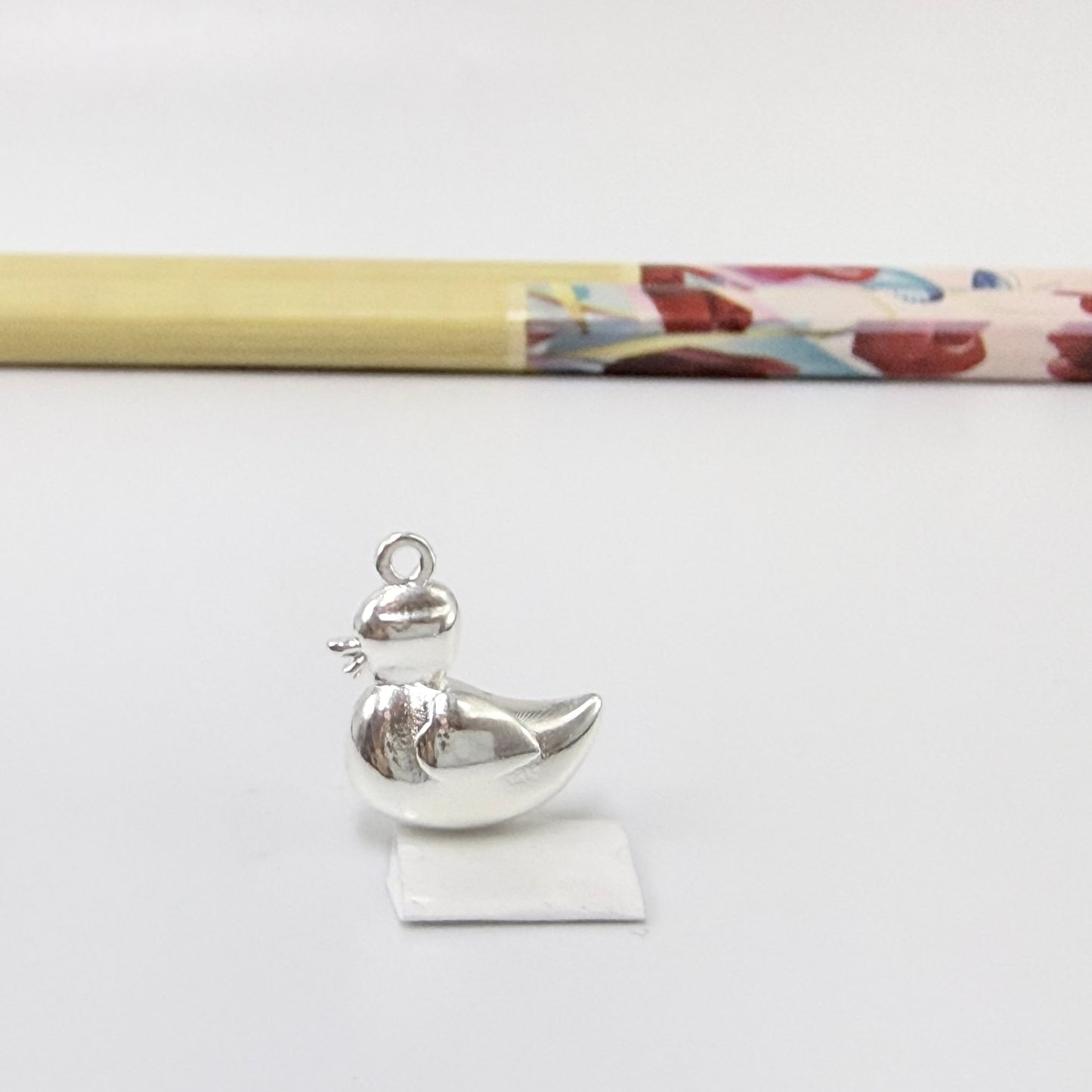 FP1287 Colgante Mamá Pata 14 x 14 mm más argollita Espesor 6 mm Figura Baño Plata
