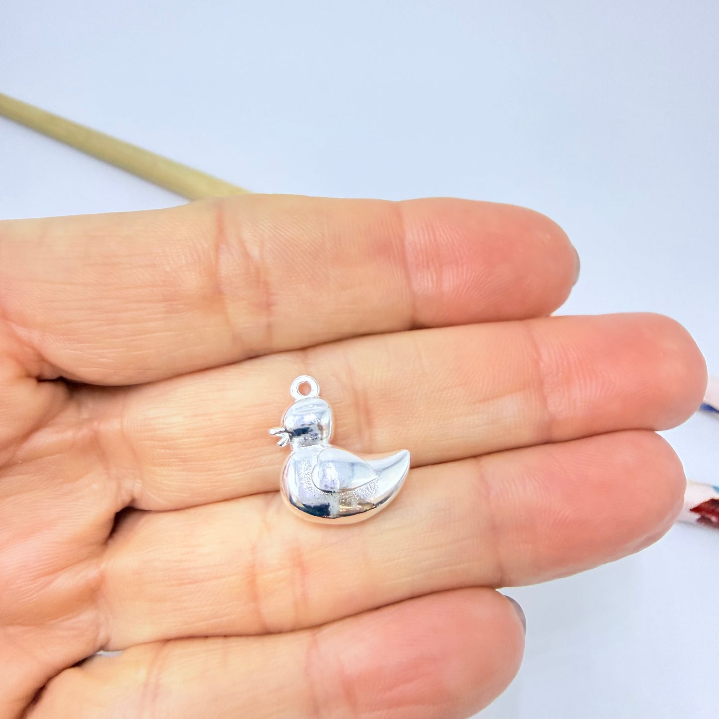 FP1287 Colgante Mamá Pata 14 x 14 mm más argollita Espesor 6 mm Figura Baño Plata