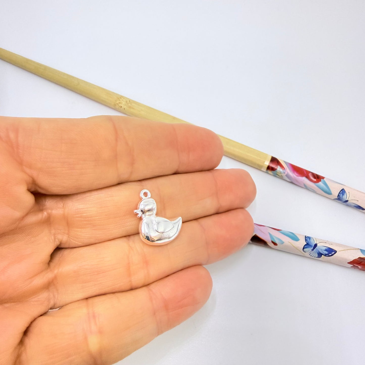 FP1287 Colgante Mamá Pata 14 x 14 mm más argollita Espesor 6 mm Figura Baño Plata