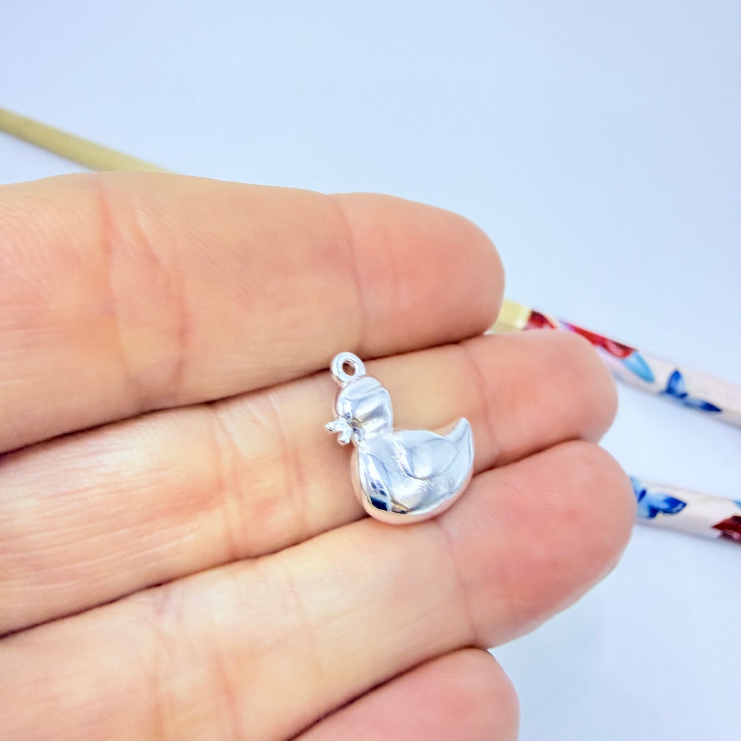 FP1287 Colgante Mamá Pata 14 x 14 mm más argollita Espesor 6 mm Figura Baño Plata