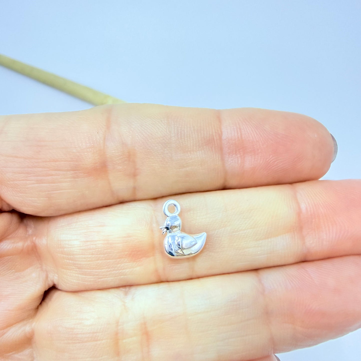 FP1288 Colgante Patito 8 x 8 mm más argollita Espesor 3.5 mm Figura Baño Plata