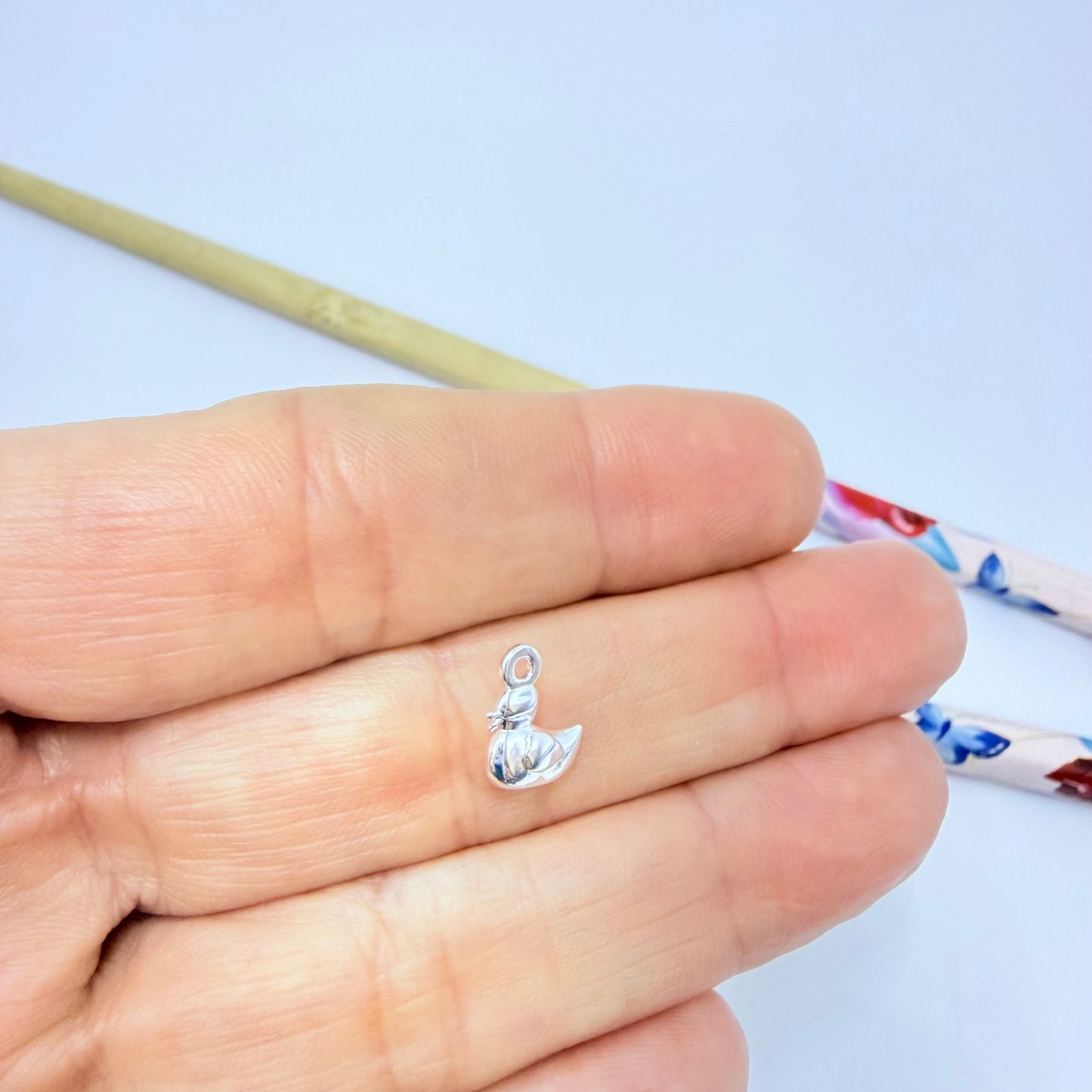 FP1288 Colgante Patito 8 x 8 mm más argollita Espesor 3.5 mm Figura Baño Plata
