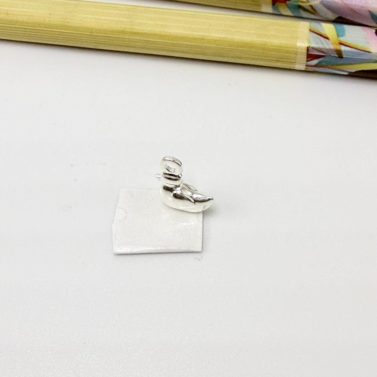 FP1288 Colgante Patito 8 x 8 mm más argollita Espesor 3.5 mm Figura Baño Plata